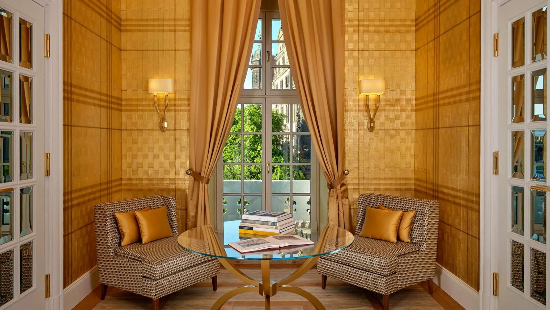 Seating area in Hotel Taschenbergpalais Kempinski