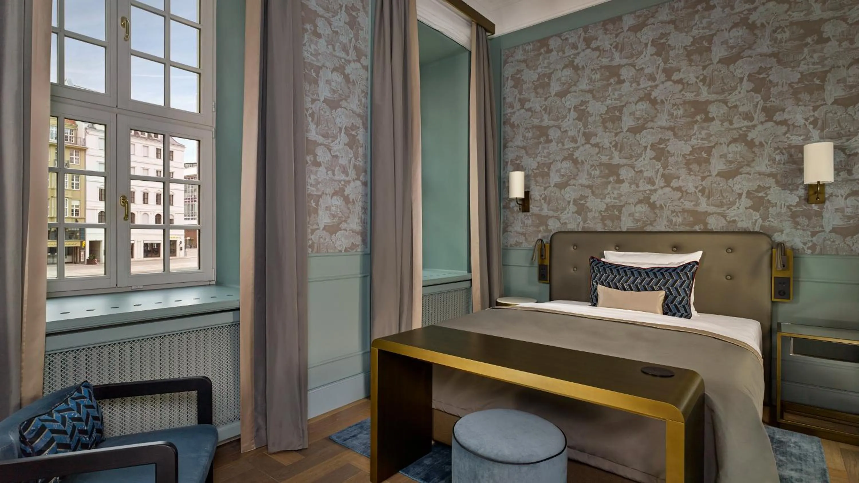 Bed in Hotel Taschenbergpalais Kempinski