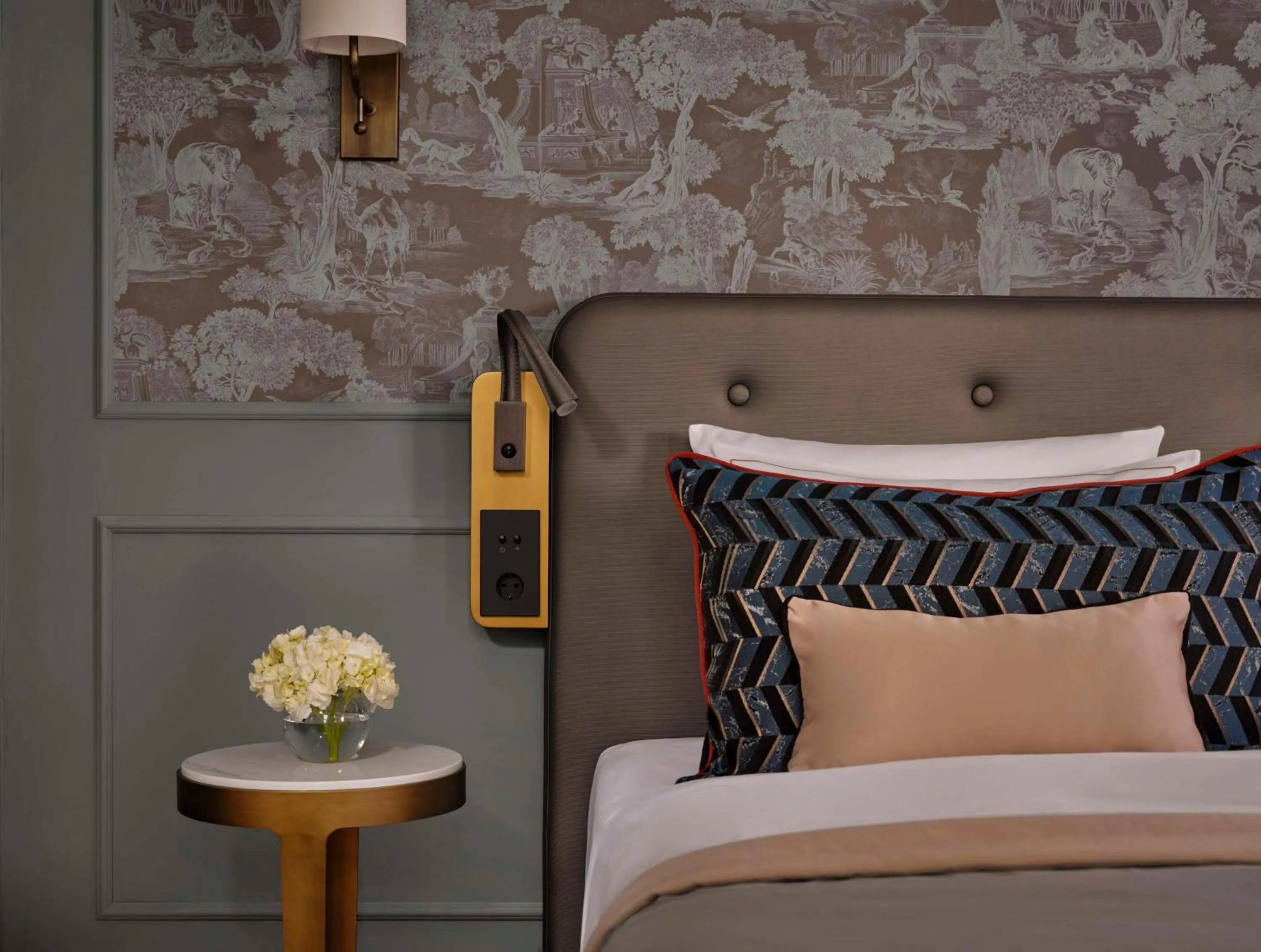 Property building, Bed in Hotel Taschenbergpalais Kempinski