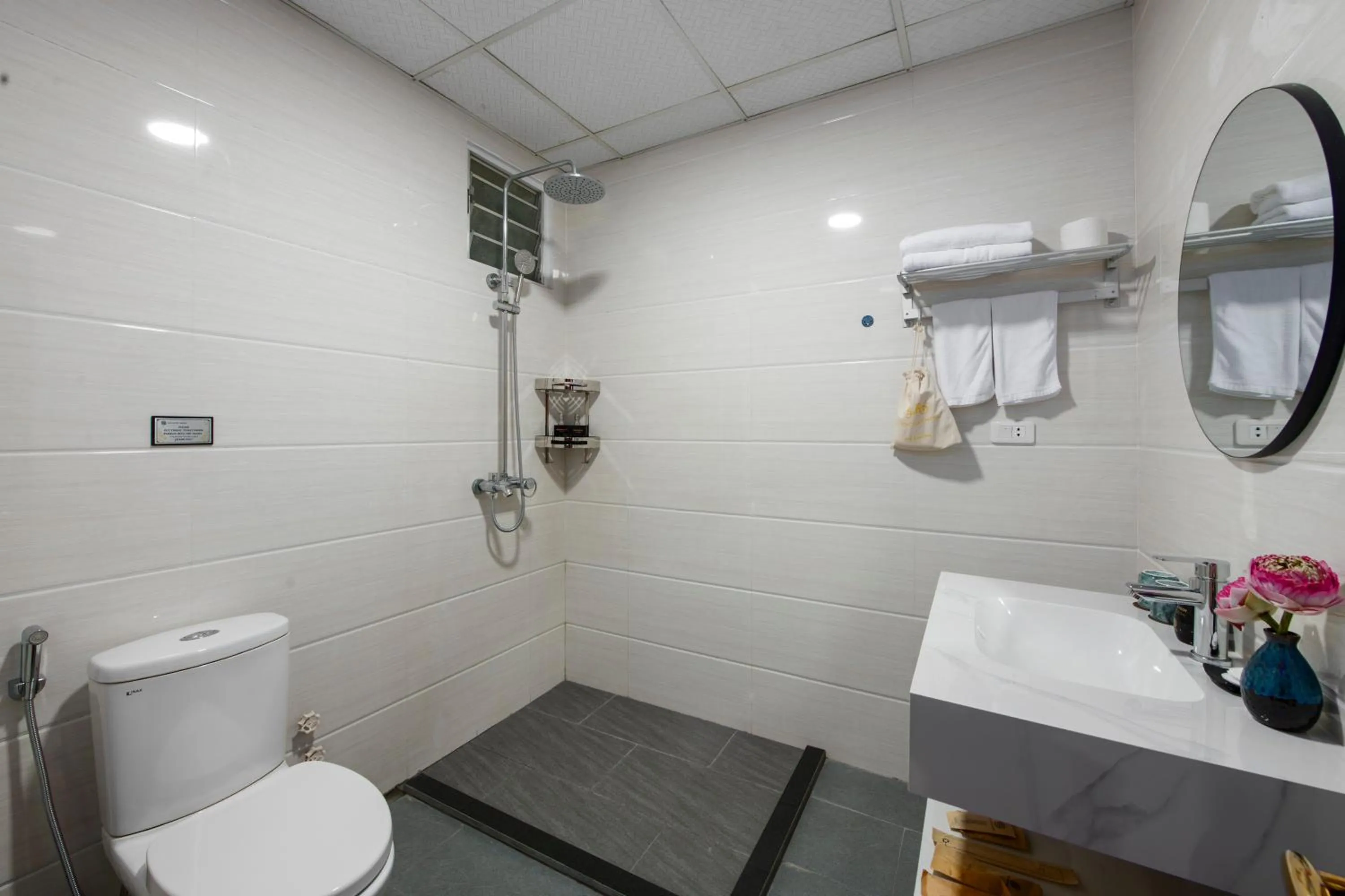 Shower in San Premium Hotel