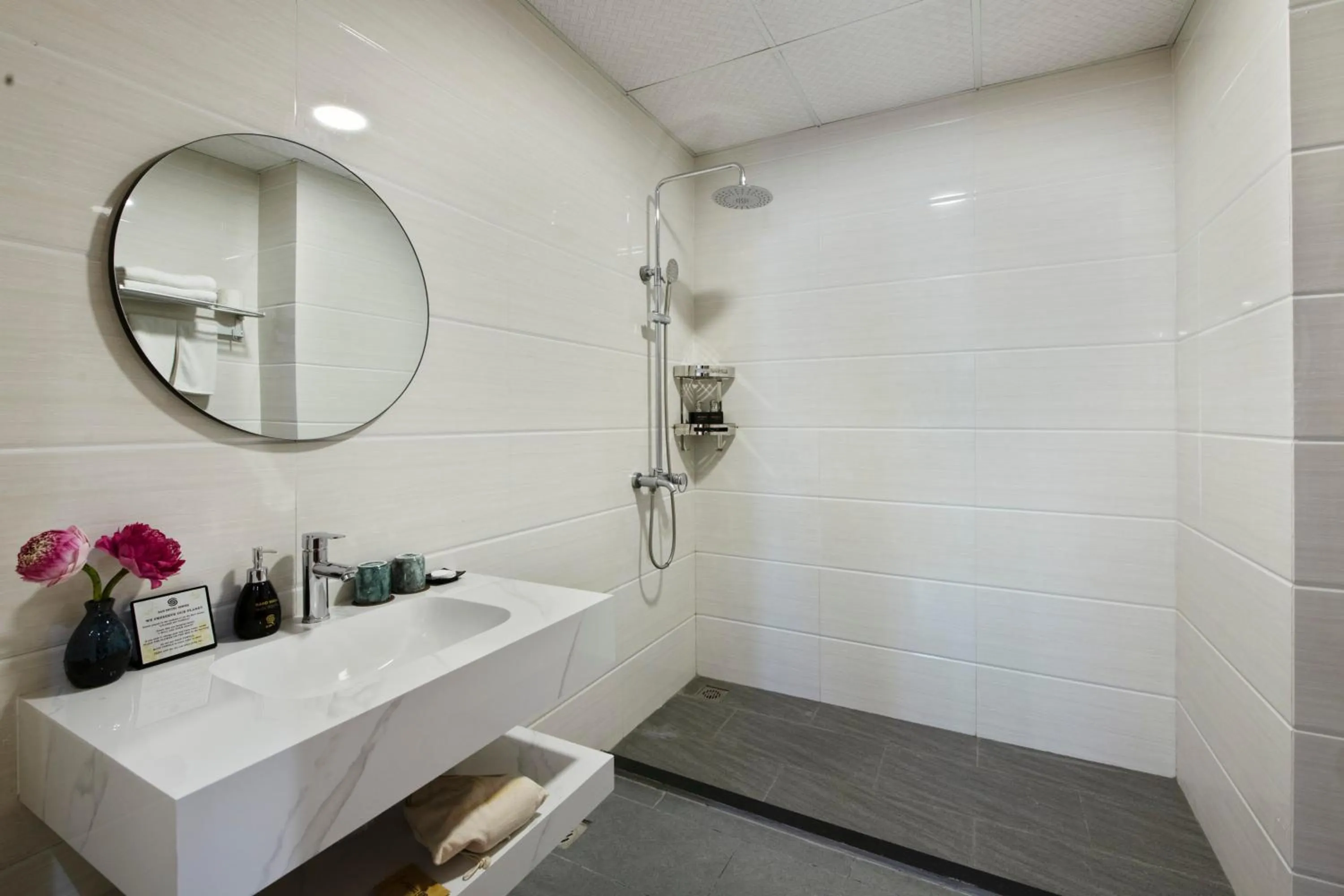 Shower in San Premium Hotel