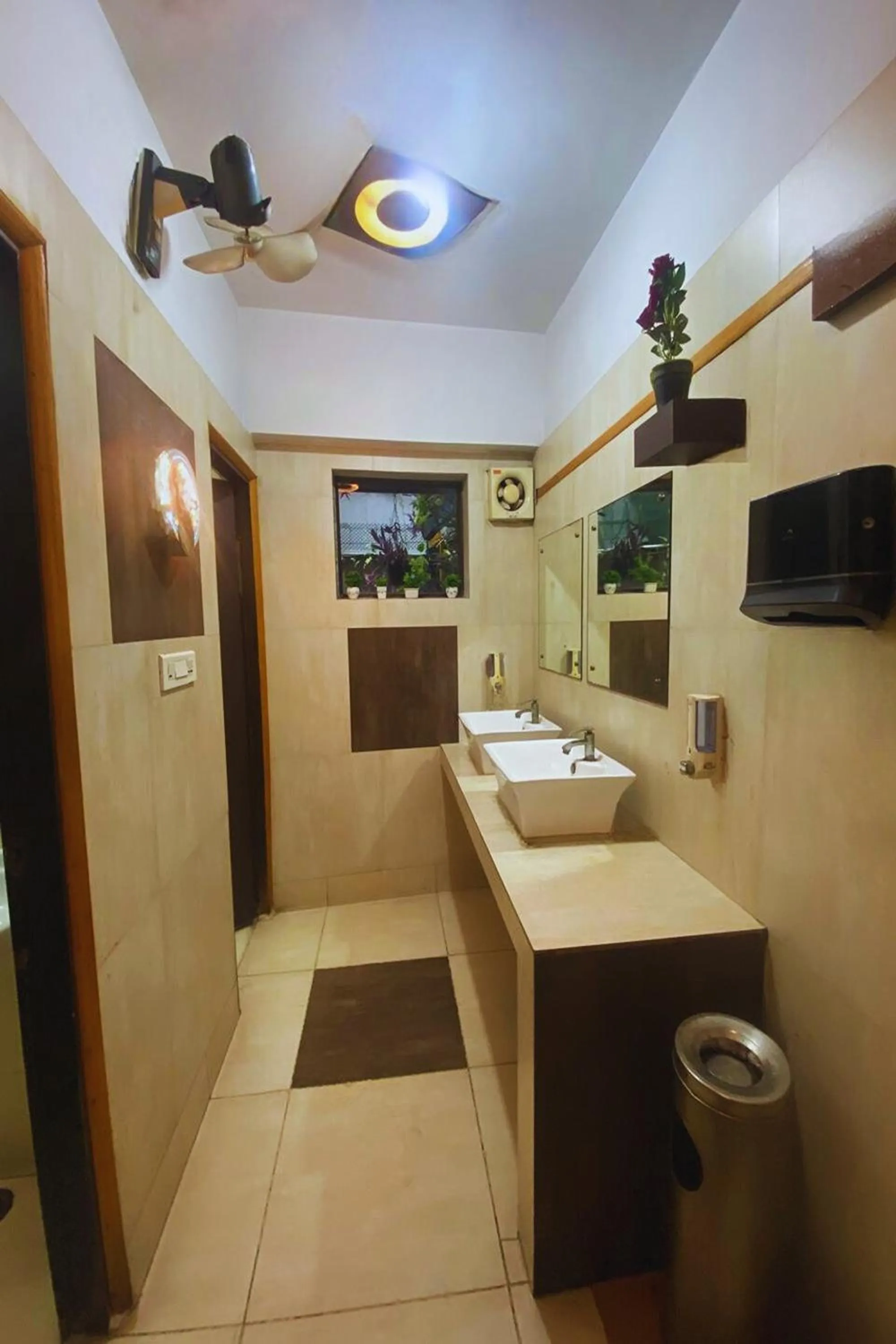 Bathroom, Bed in The Kei Inn & Suites Hotel near Salt Lake