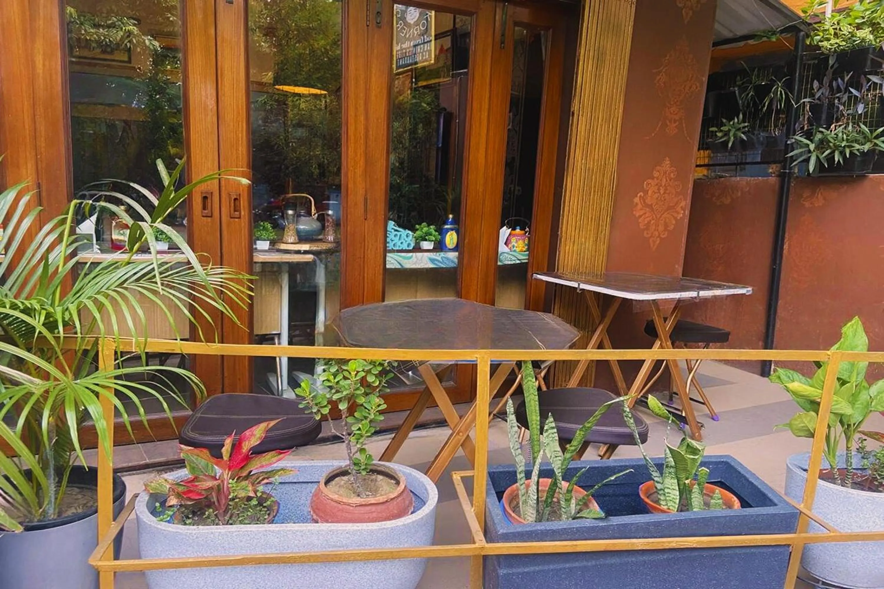 Restaurant/places to eat in The Kei Inn & Suites Hotel near Salt Lake