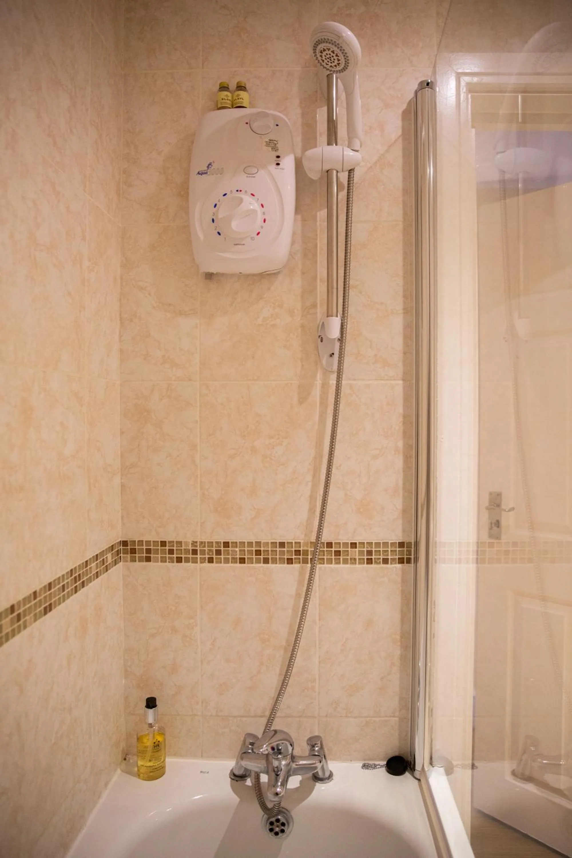 Bathroom in 2 Bedroom Penthouse, Clockhouse, Hoddessdon