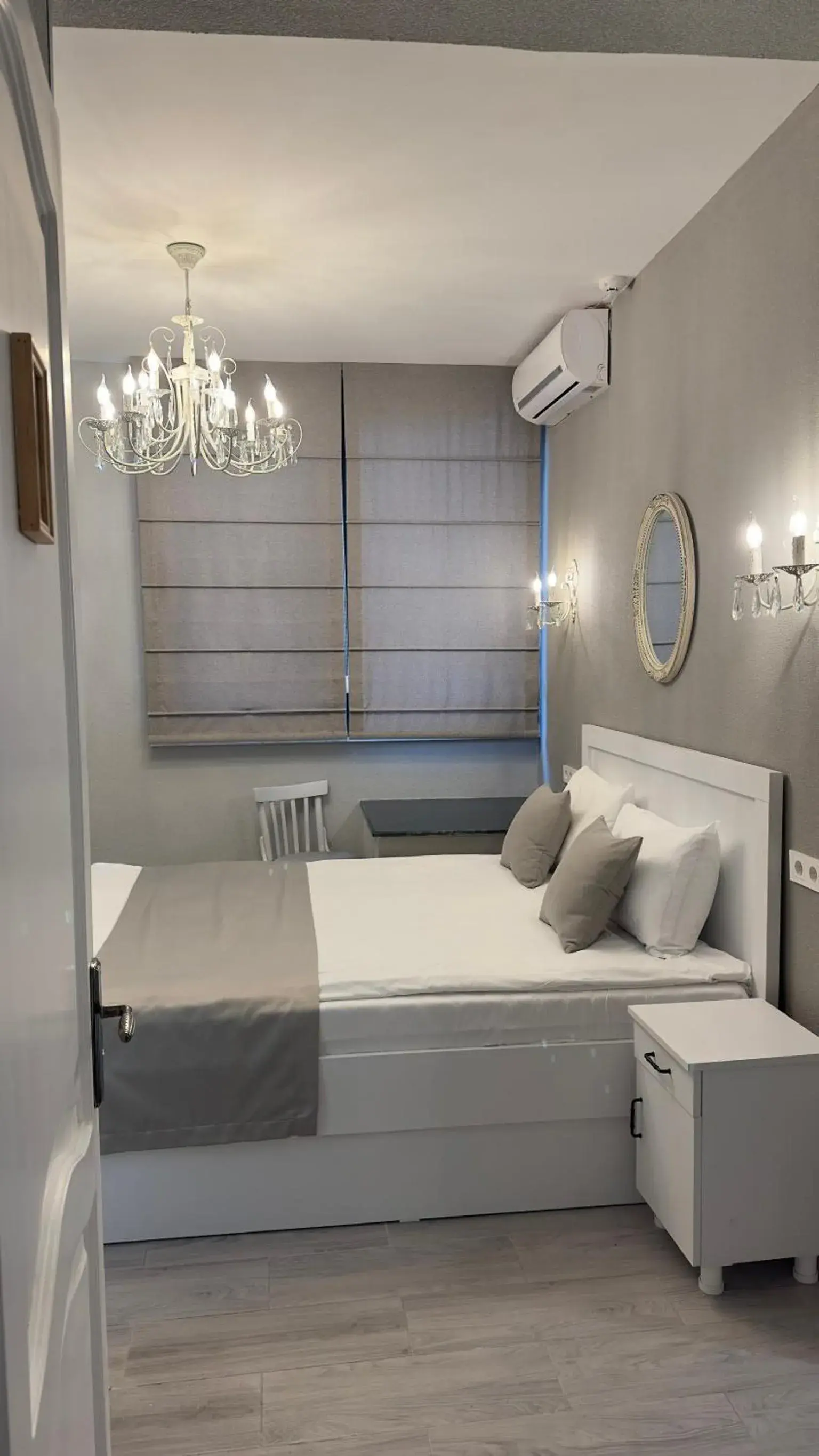 Budget Double Room in Hotel Ticiani 13 Budget Double Room in Hotel Ticiani 13