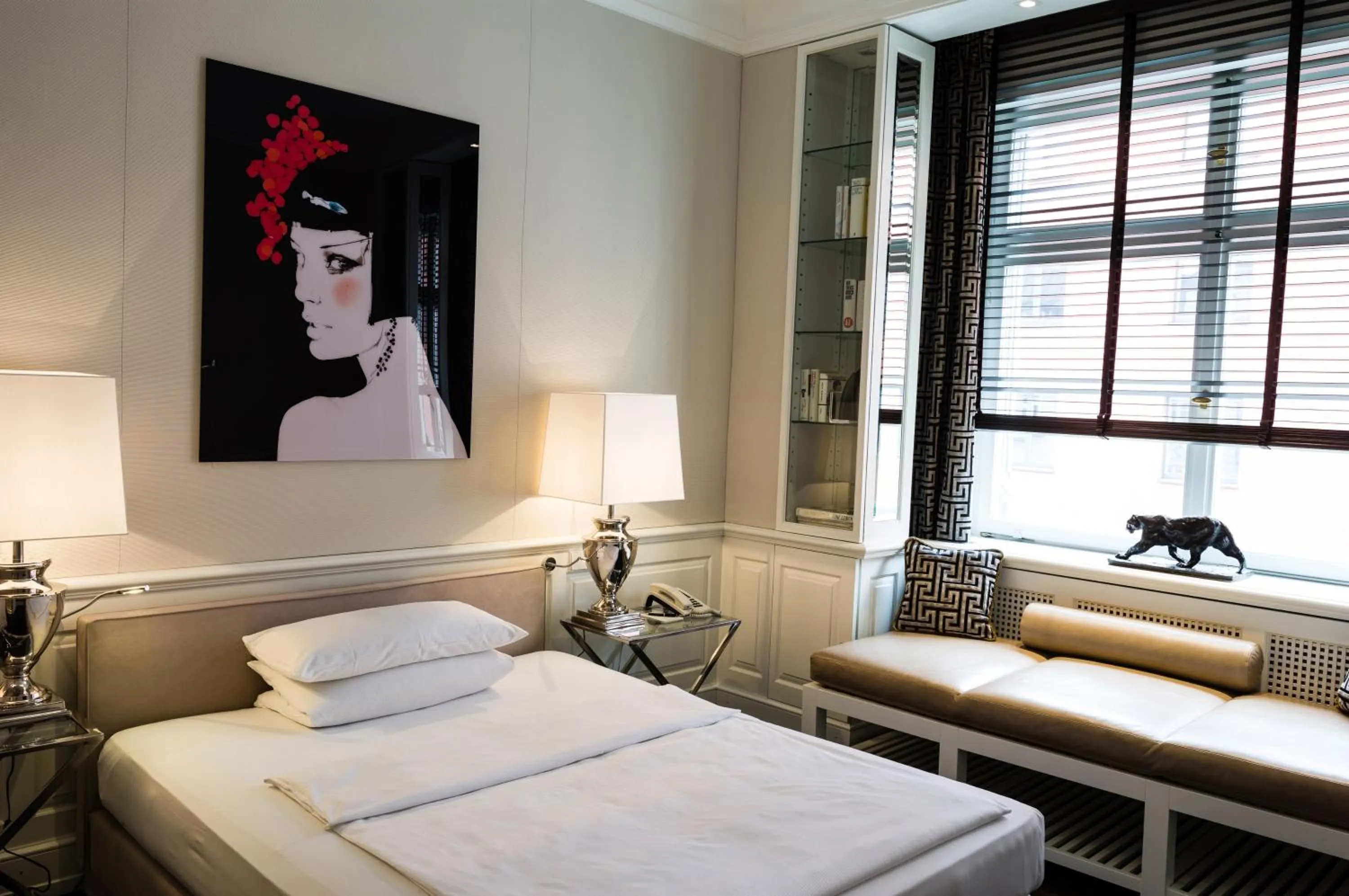 Photo of the whole room, Bed in Hotel Opera