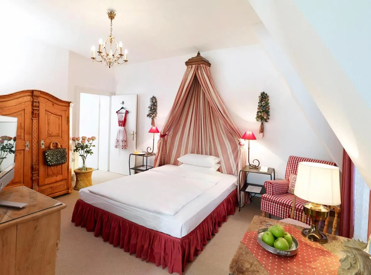 Photo of the whole room, Bed in Hotel Opera