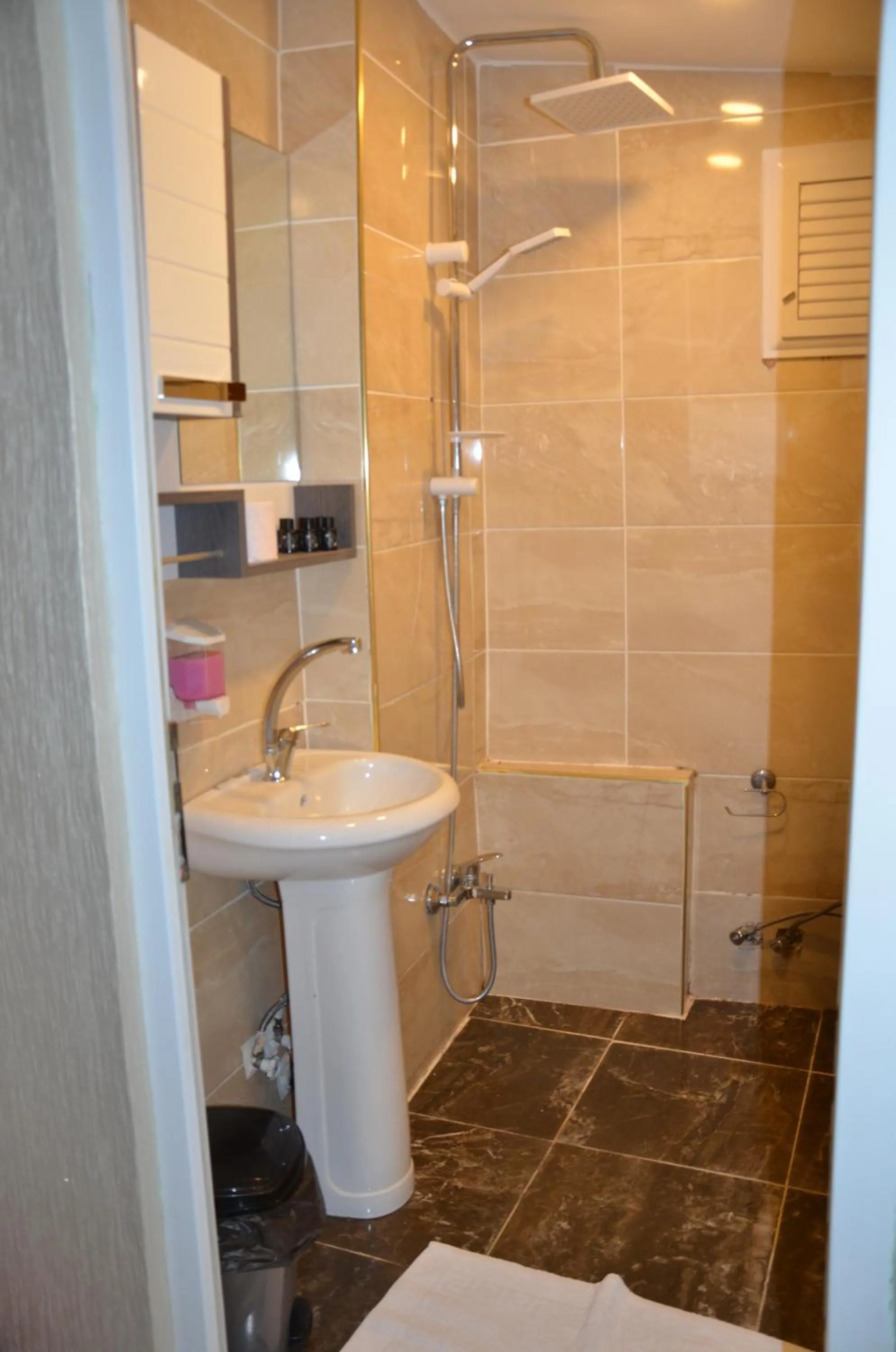 Shower, Bathroom in SULTANAHMET ıŞIL HOTEL