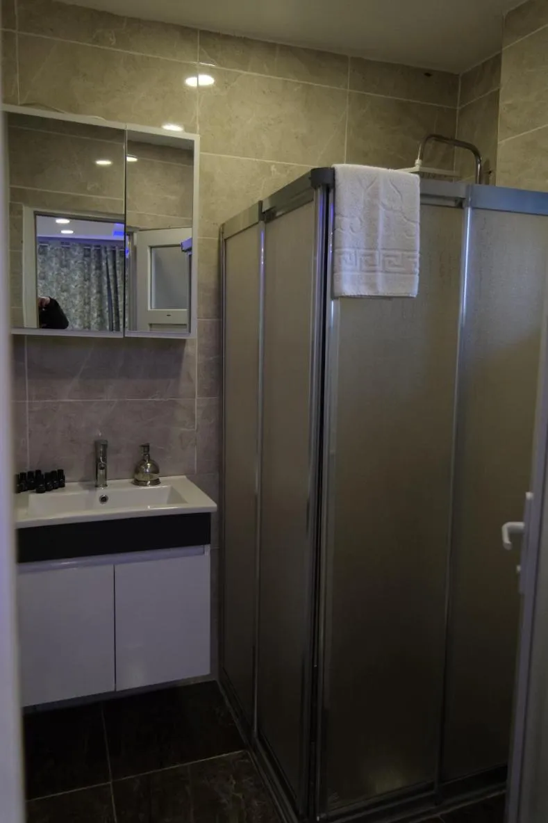 Shower, Bathroom in SULTANAHMET ıŞIL HOTEL