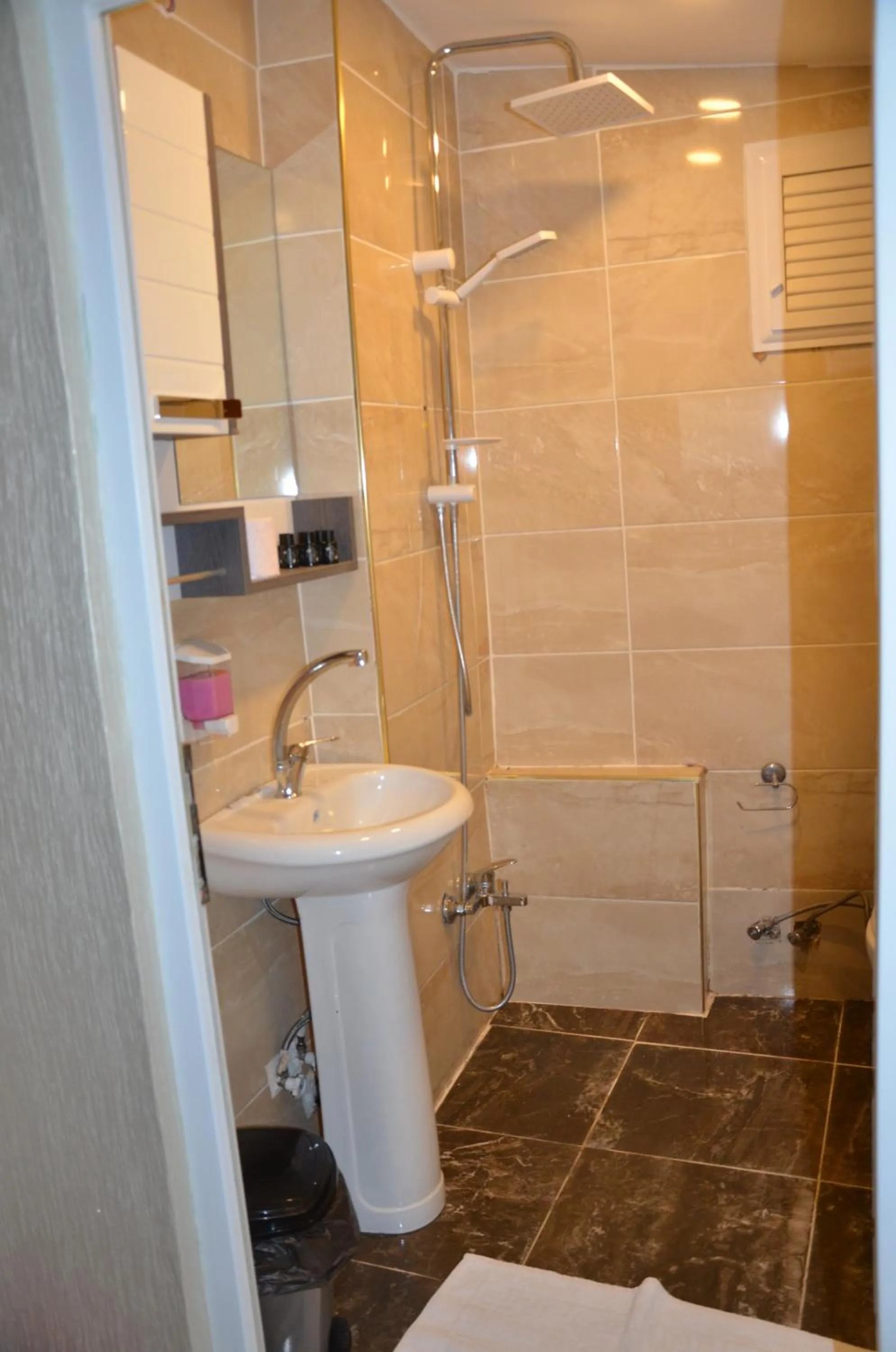 Shower, Bathroom in SULTANAHMET ıŞIL HOTEL