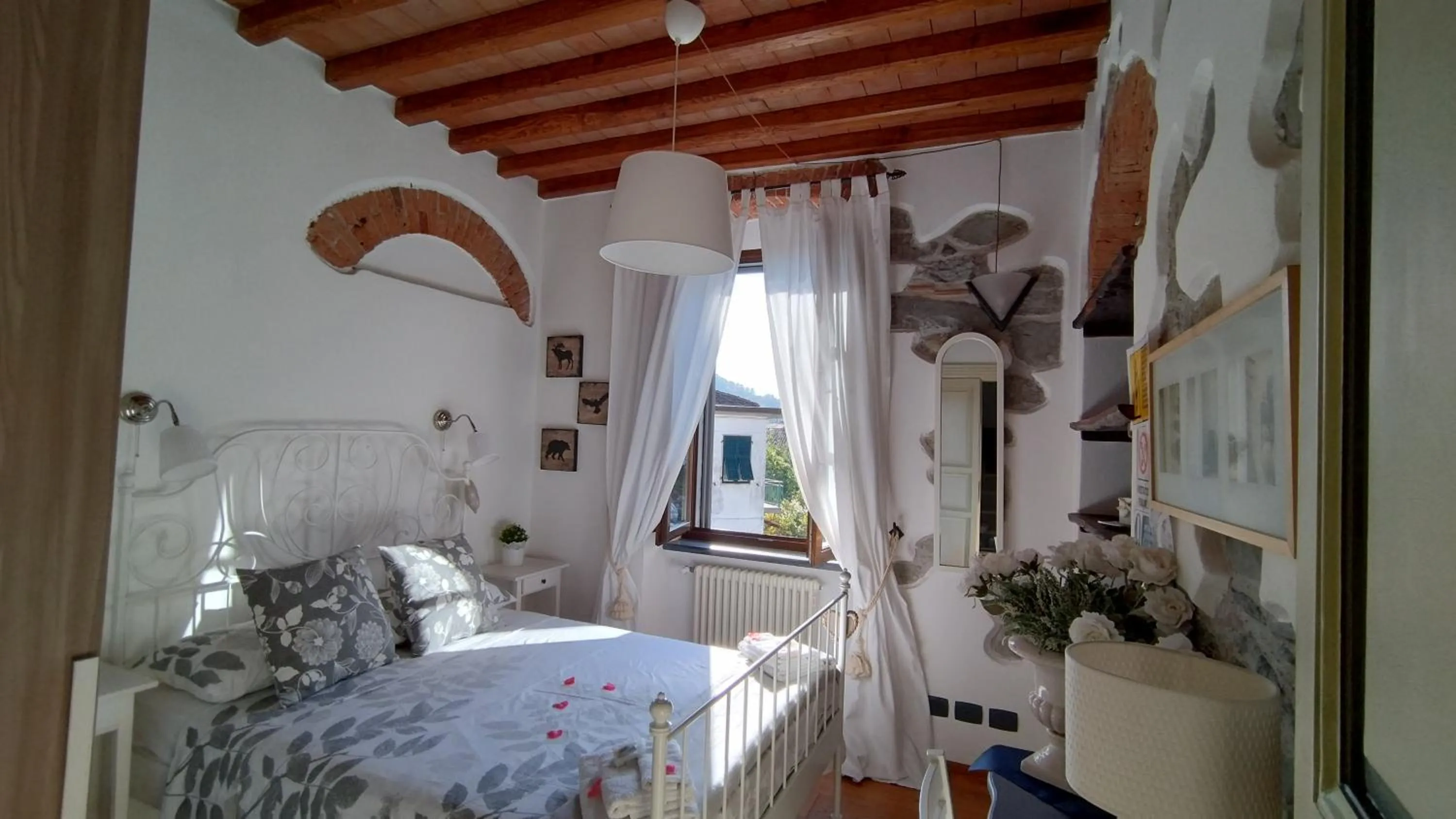 Bed in jasmine cottage