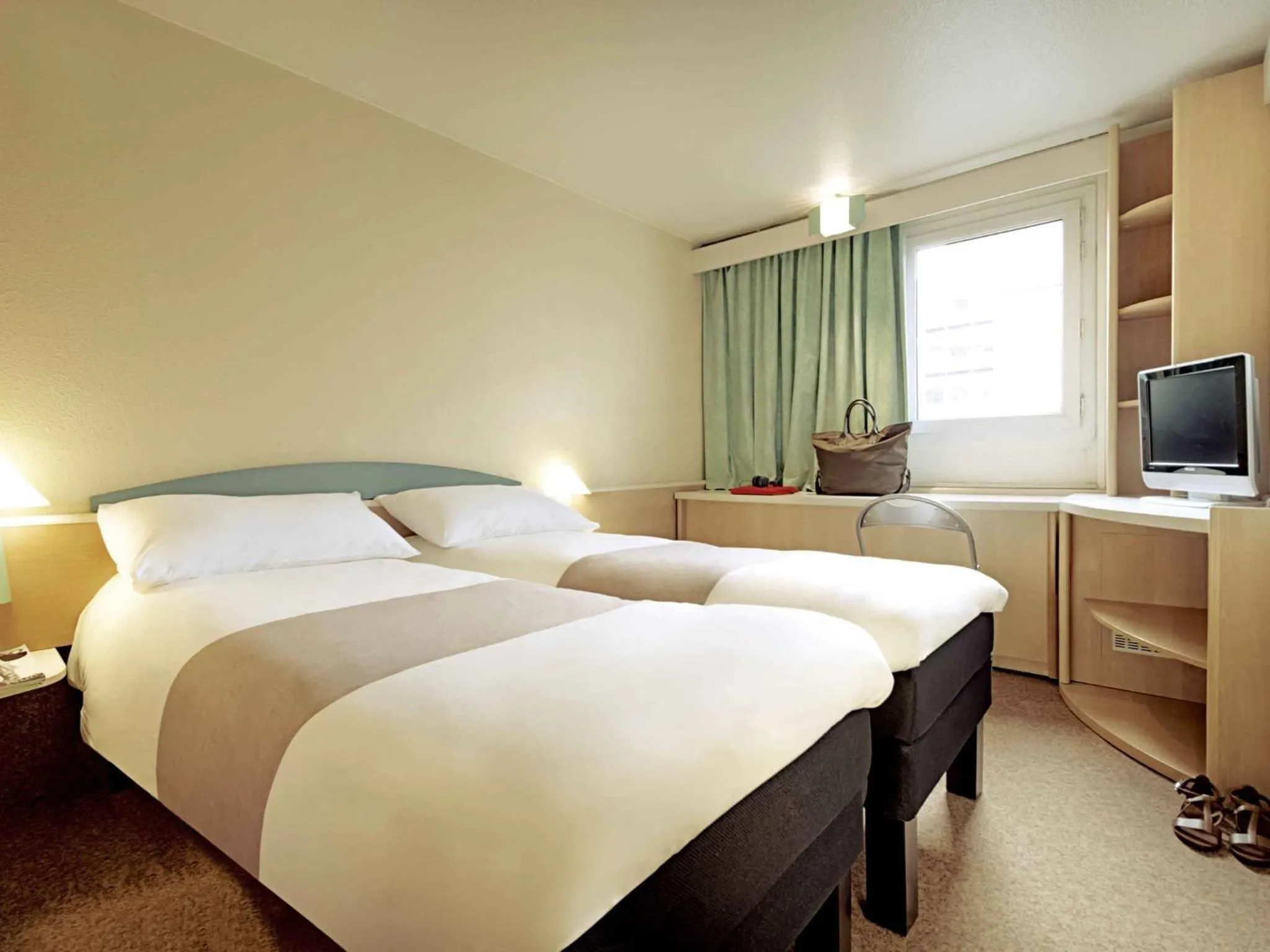 Bedroom, Bed in ibis Augsburg Koenigsplatz