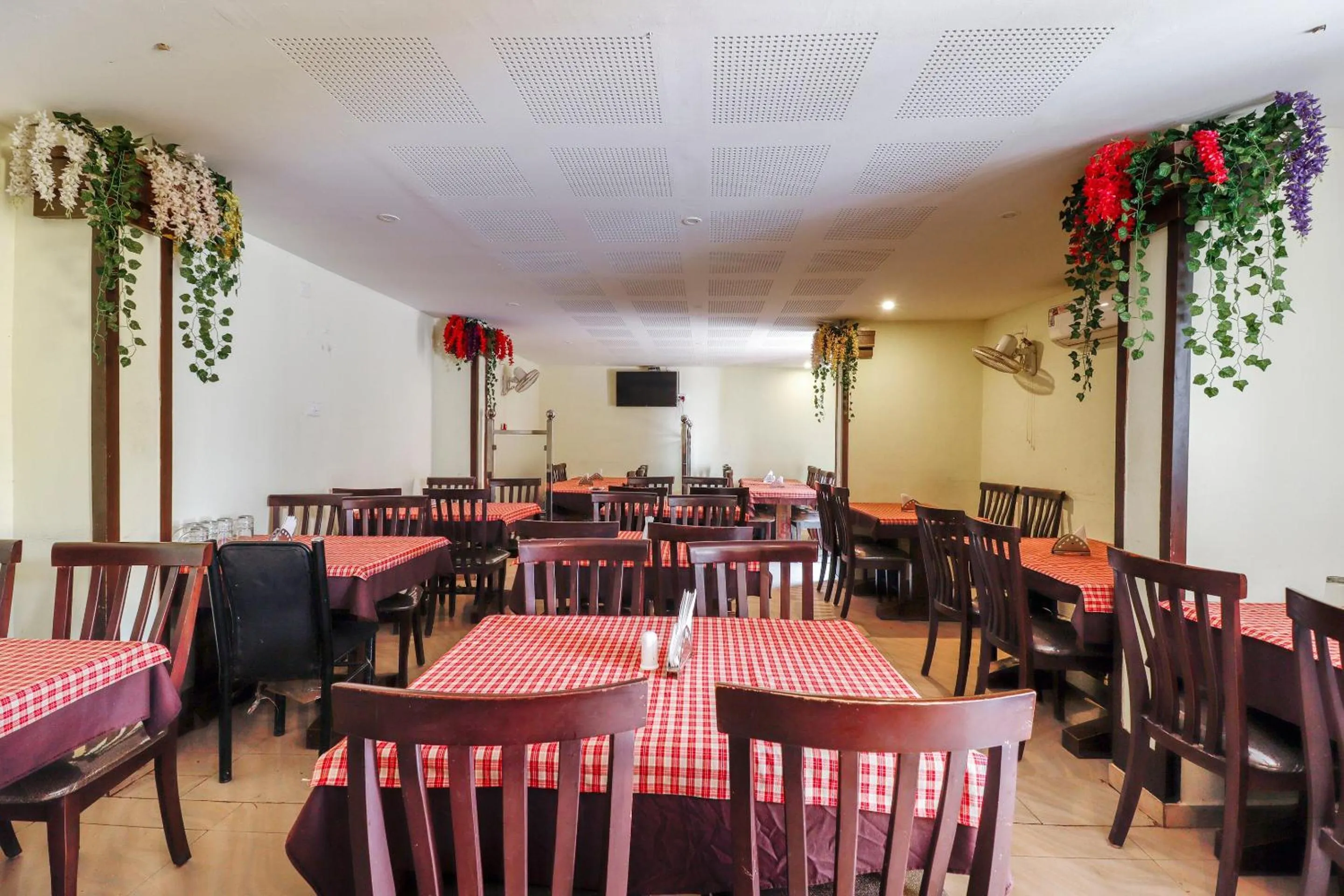 Restaurant/places to eat in Capital O Sai Arya Residency