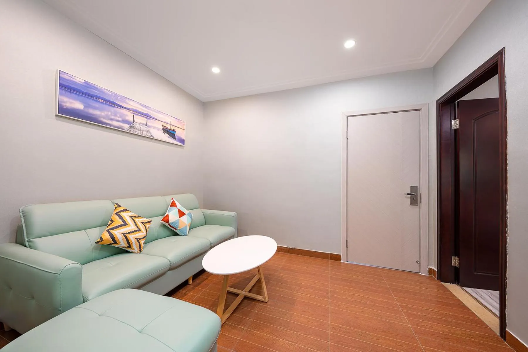 Communal lounge/ TV room in Frida Hotels Guangzhou Baiyun International airport