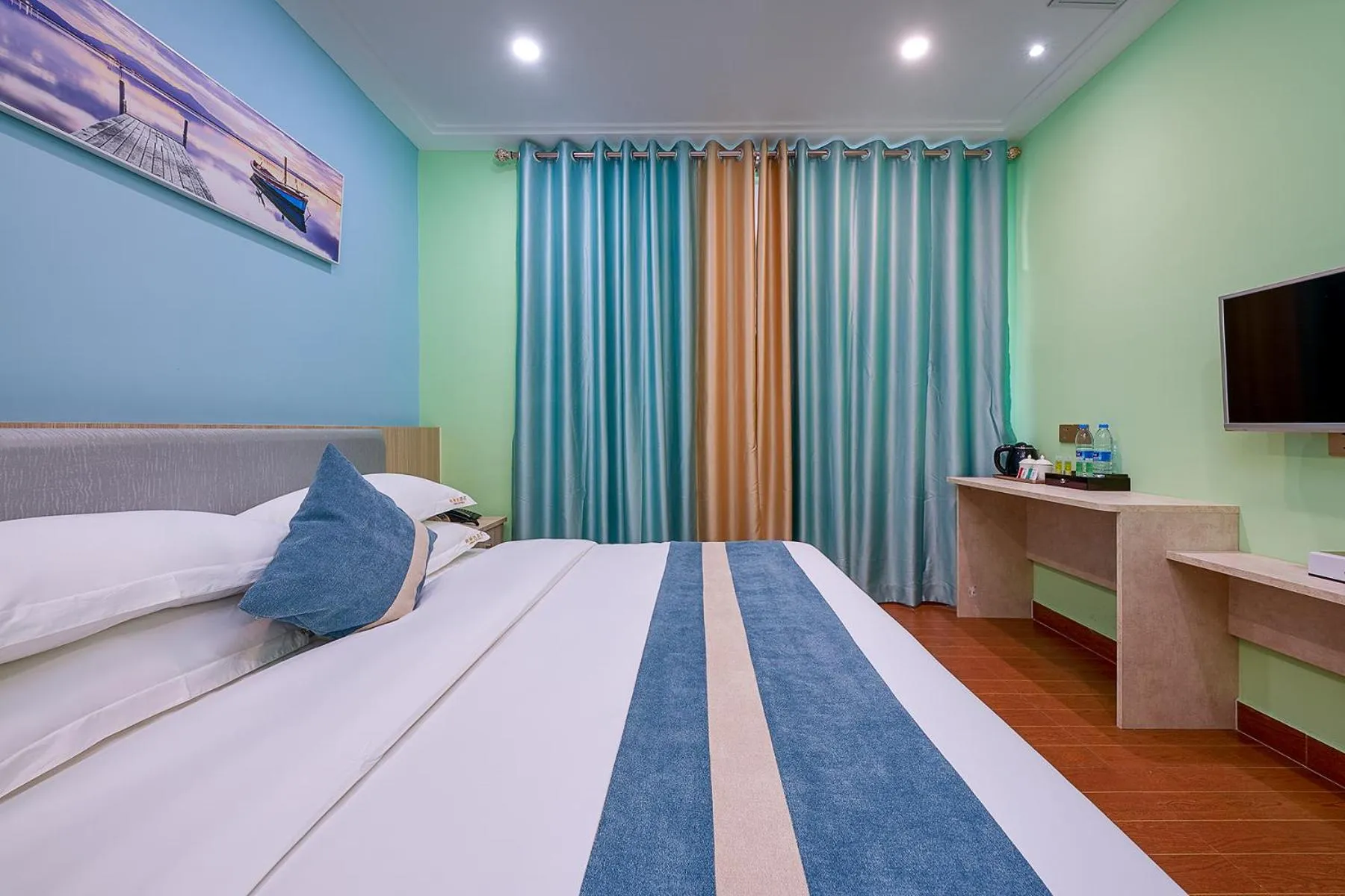 Communal lounge/ TV room in Frida Hotels Guangzhou Baiyun International airport