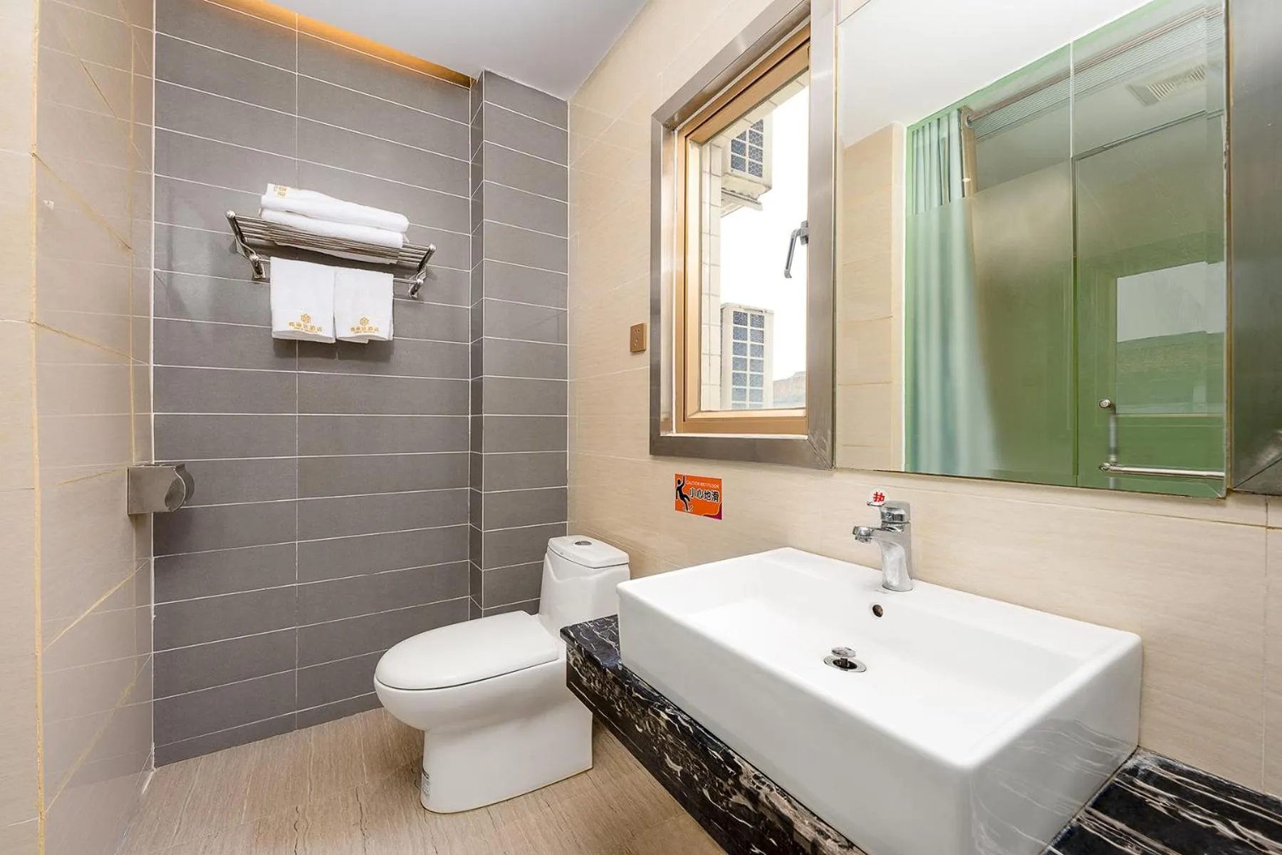 Toilet in Frida Hotels Guangzhou Baiyun International airport