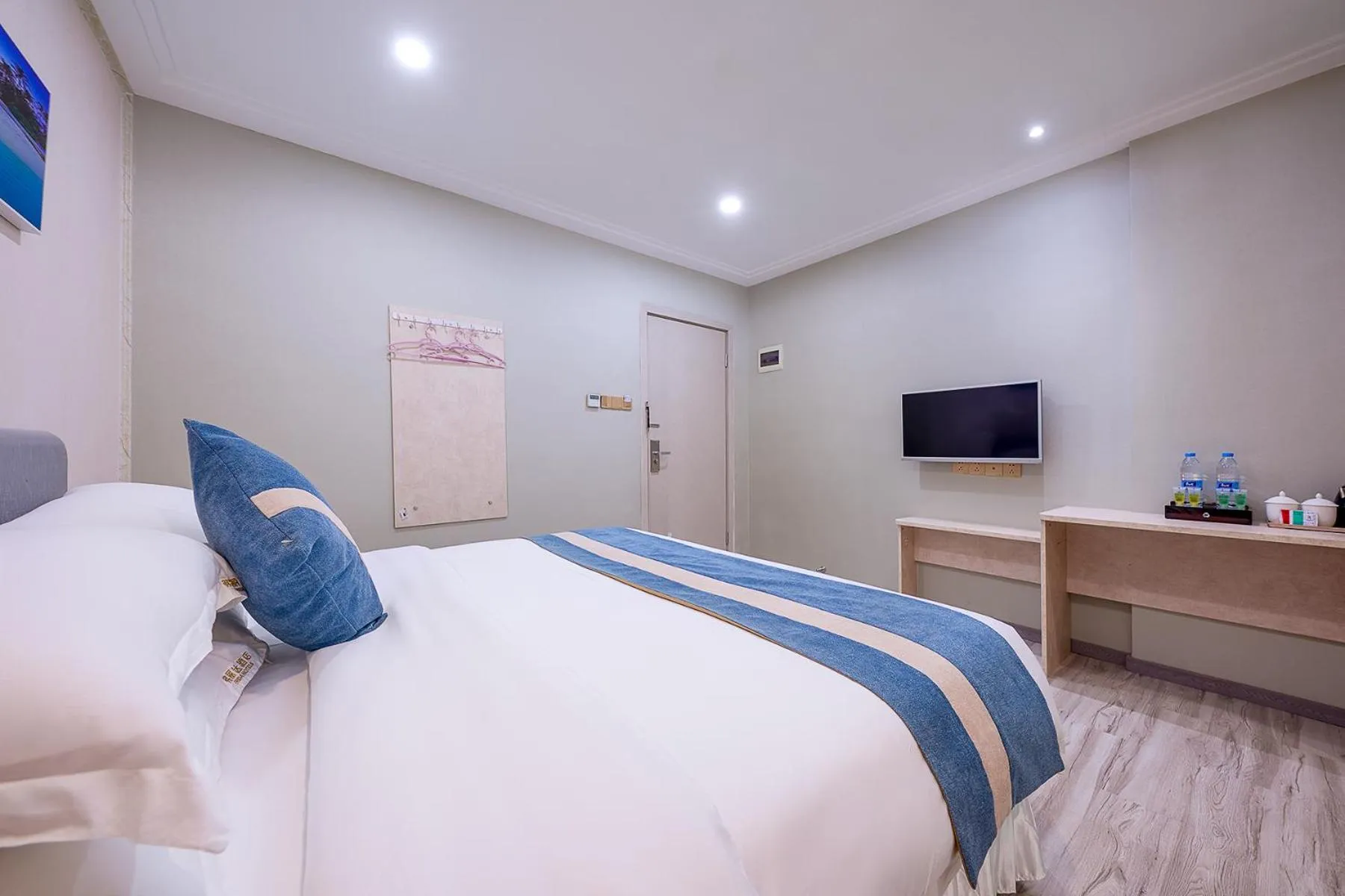 Bed in Frida Hotels Guangzhou Baiyun International airport