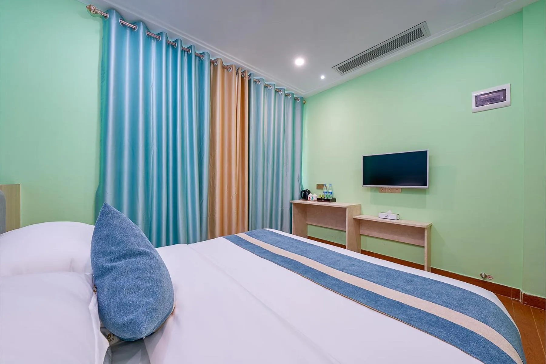 Communal lounge/ TV room in Frida Hotels Guangzhou Baiyun International airport