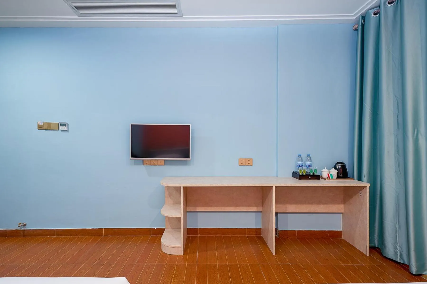 Communal lounge/ TV room in Frida Hotels Guangzhou Baiyun International airport