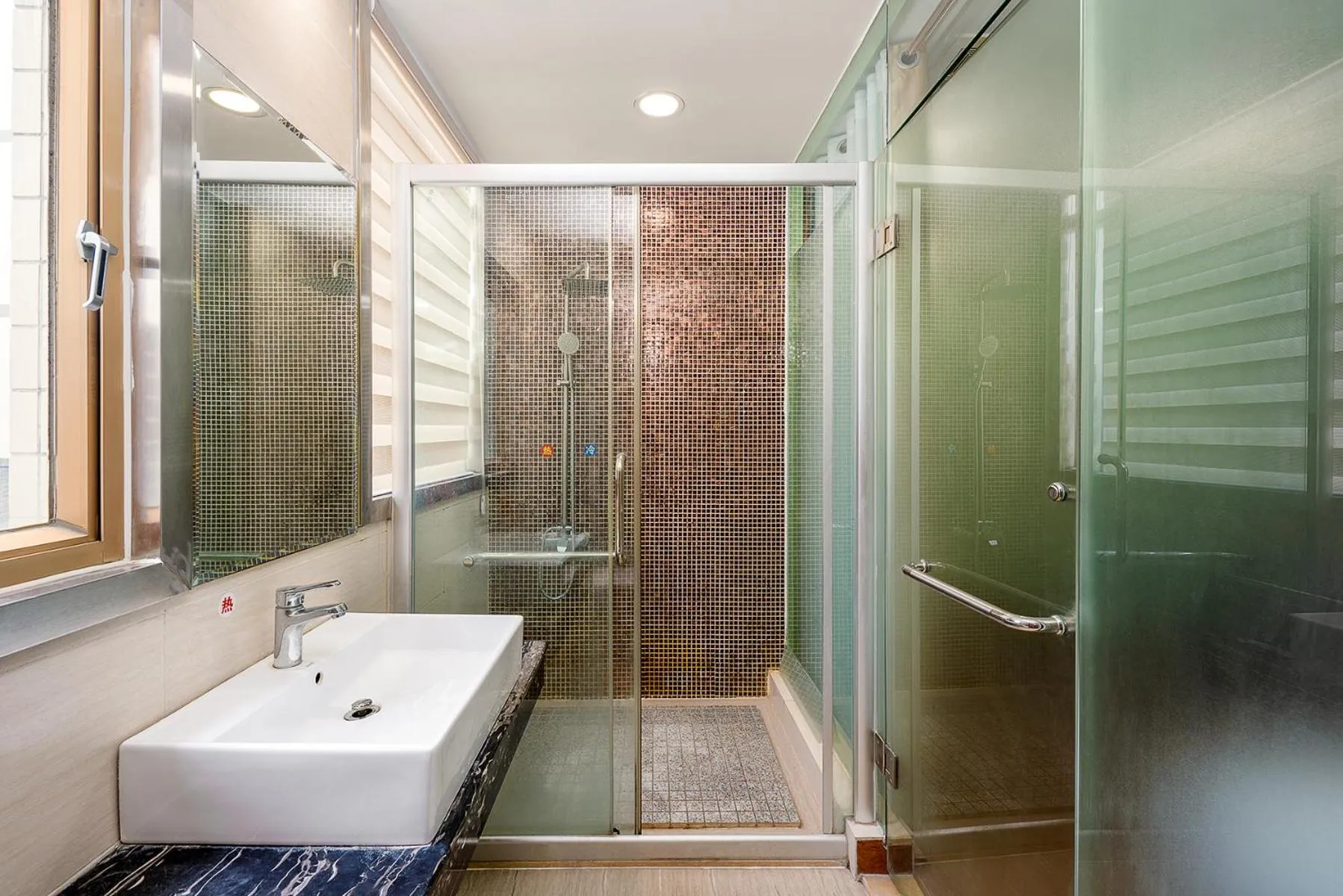 Shower in Frida Hotels Guangzhou Baiyun International airport