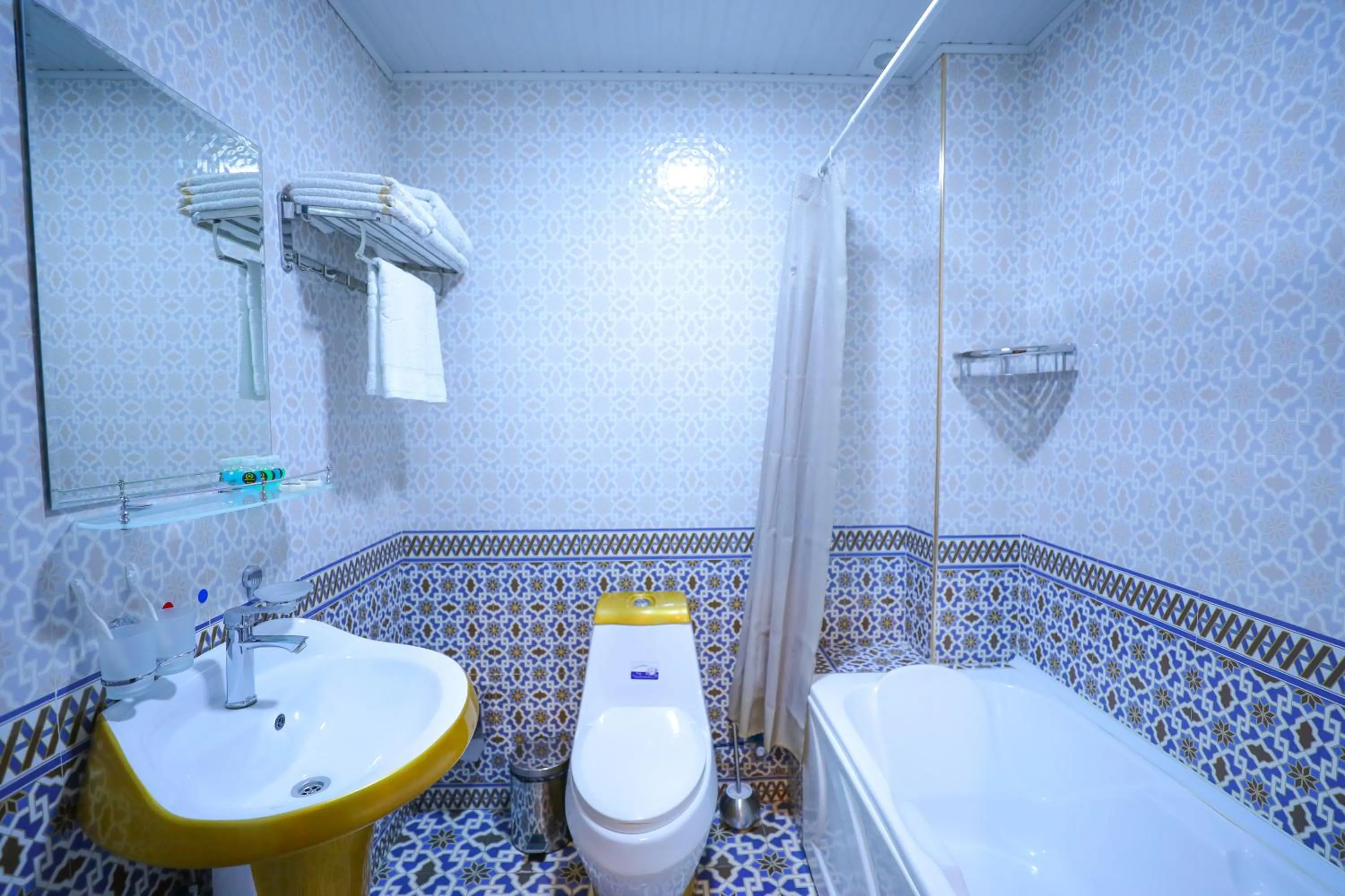 Toilet in Dendi Plaza Hotel