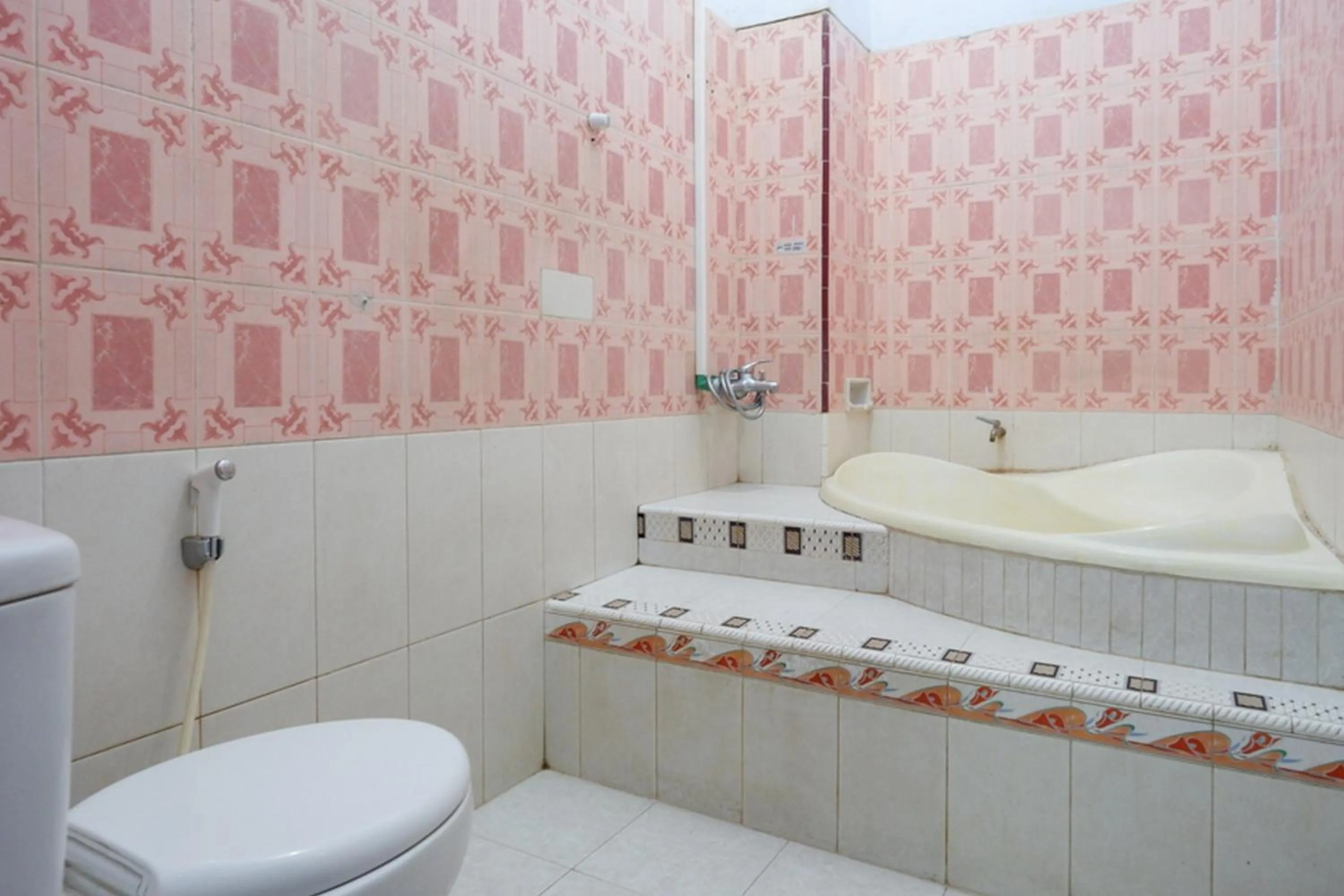 Bathroom in RedDoorz Plus Syariah near Stasiun Pekalongan 2