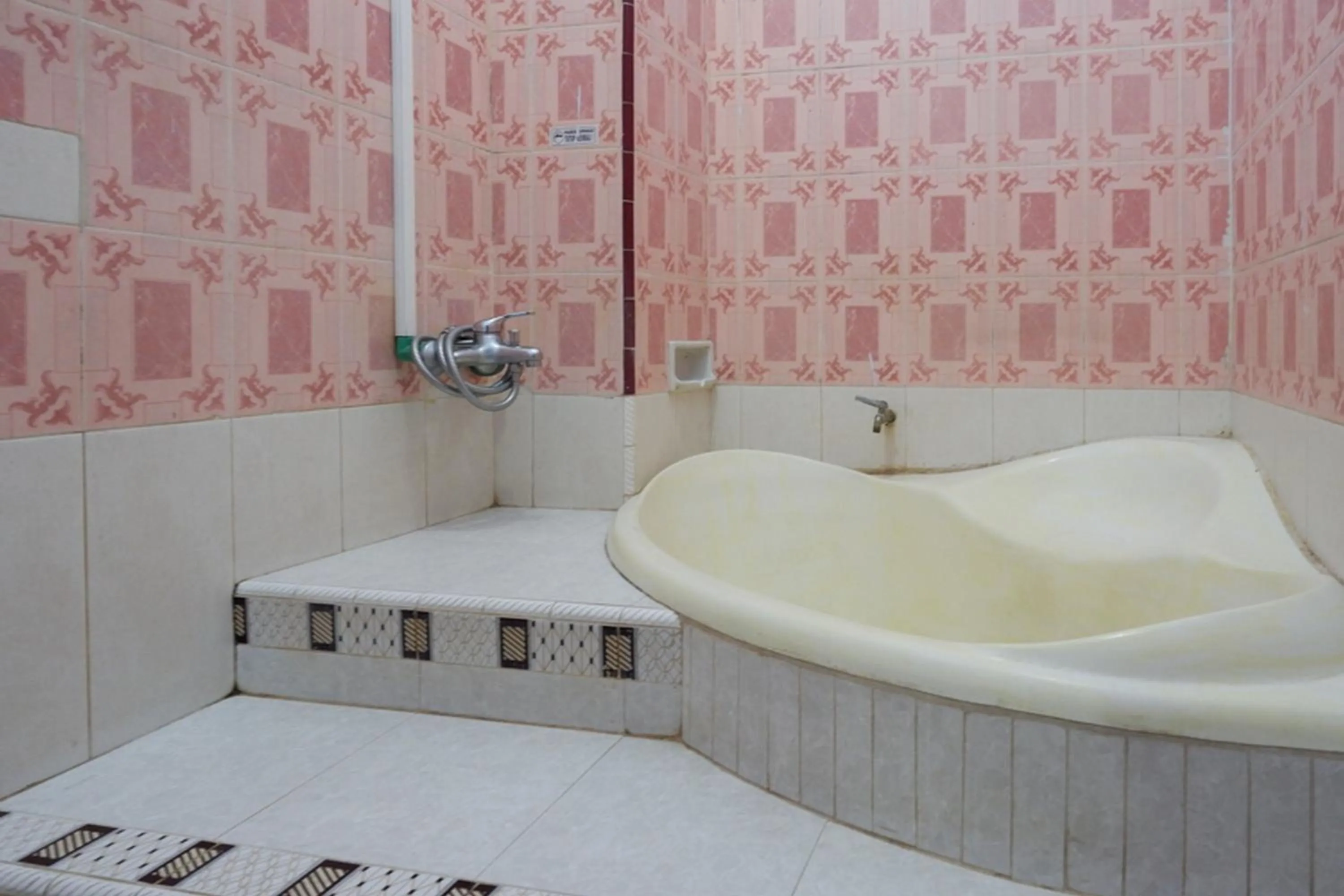 Bathroom in RedDoorz Plus Syariah near Stasiun Pekalongan 2