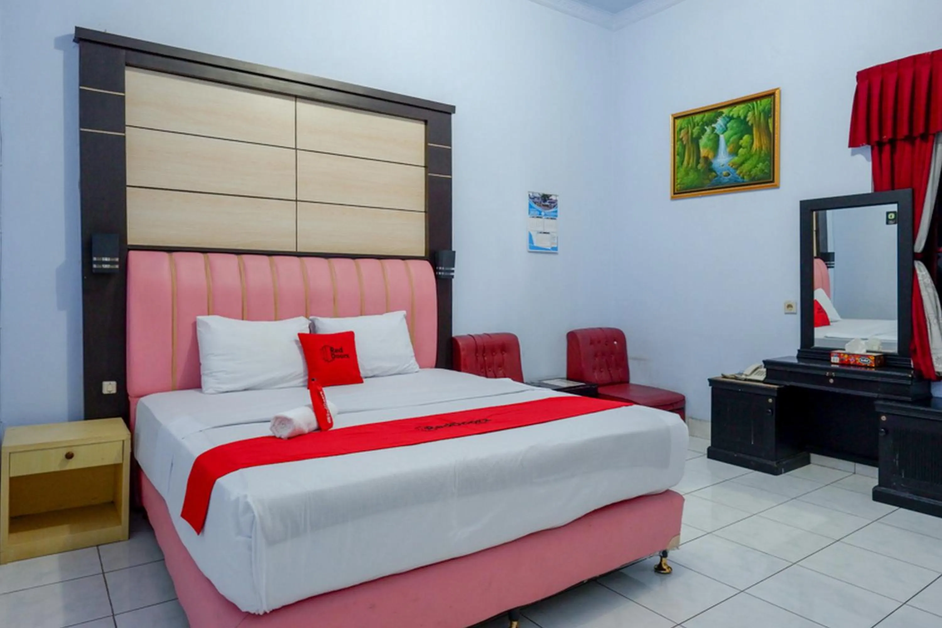 Deluxe Double Room in RedDoorz Plus Syariah near Stasiun Pekalongan 2