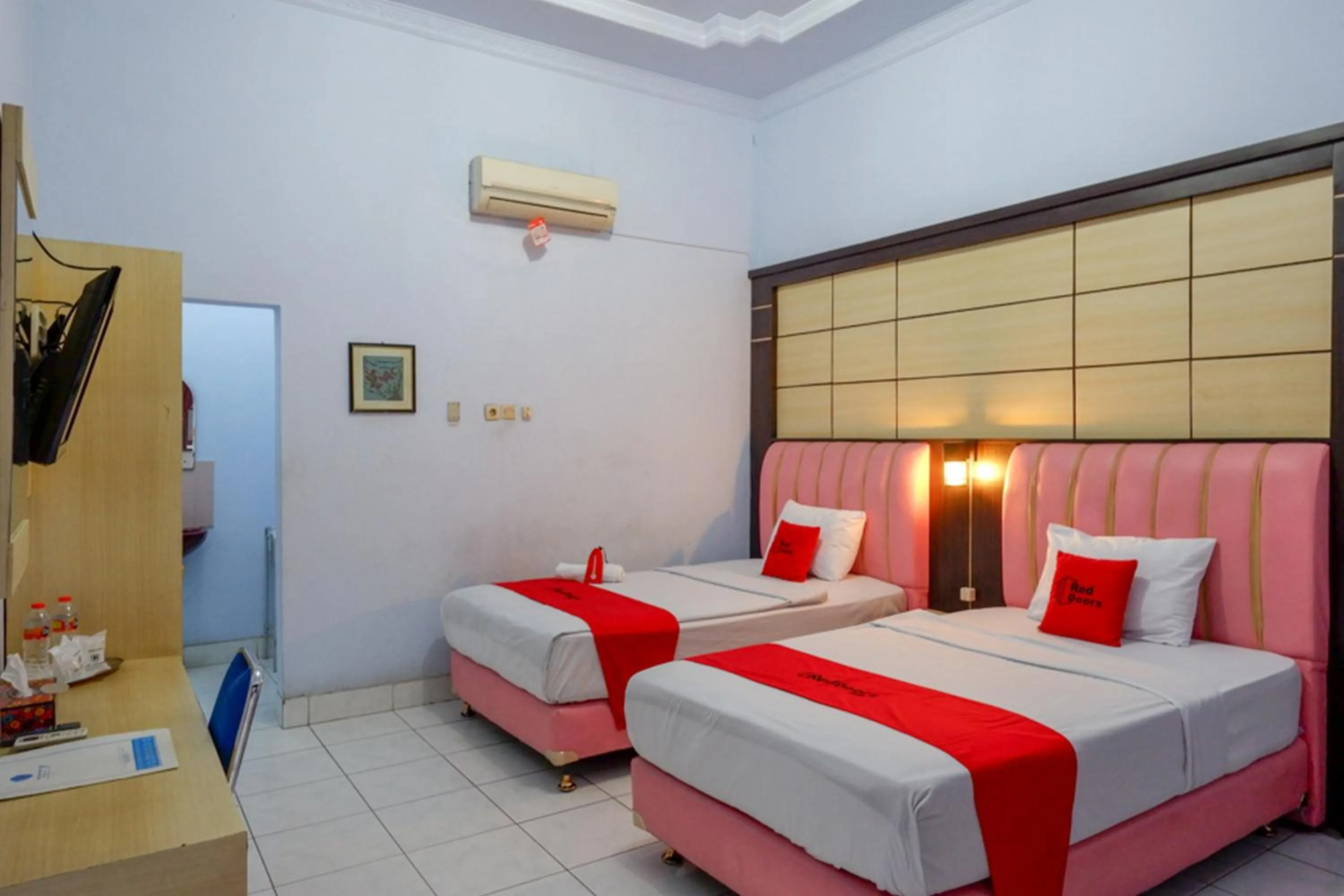 Bedroom, Bed in RedDoorz Plus Syariah near Stasiun Pekalongan 2