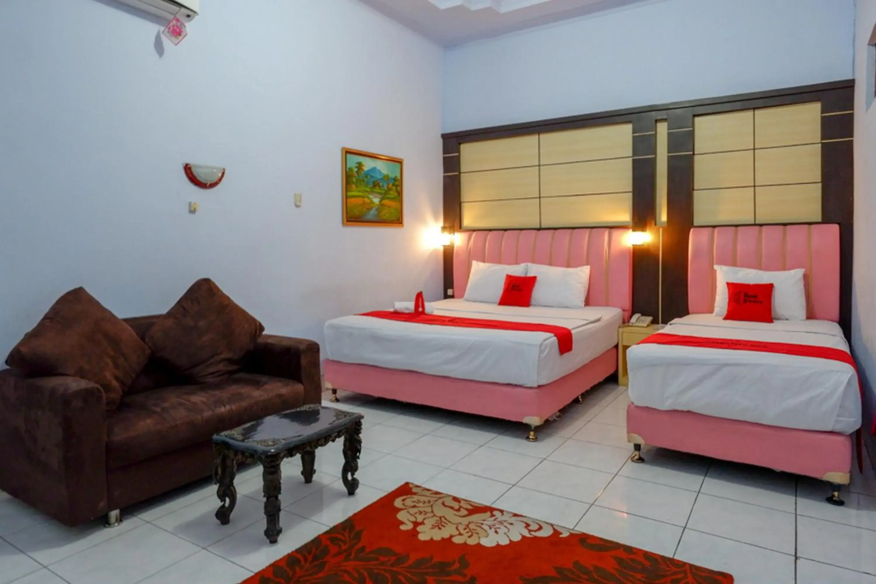 Family Room in RedDoorz Plus Syariah near Stasiun Pekalongan 2 Family Room in RedDoorz Plus Syariah near Stasiun Pekalongan 2