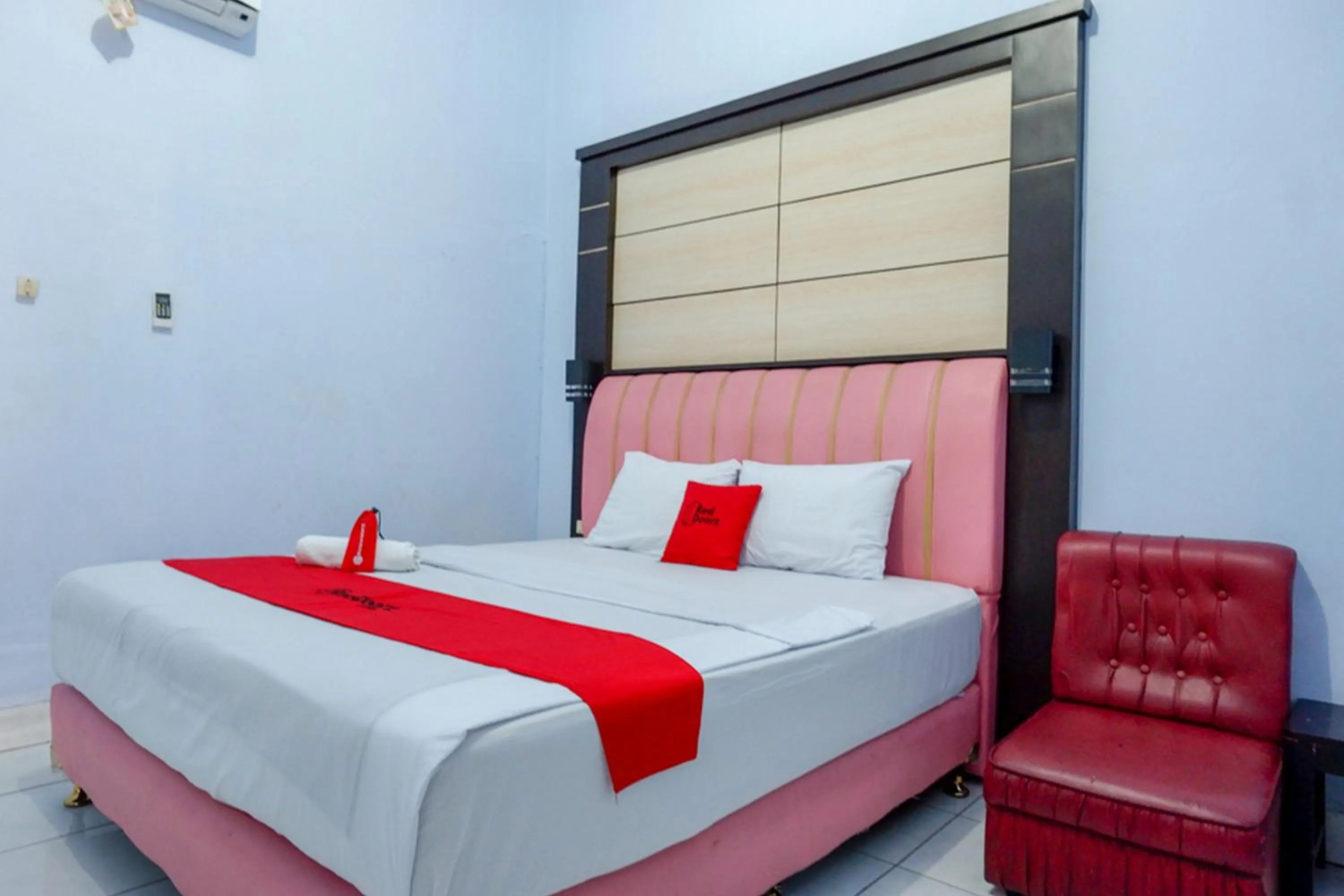 Bedroom, Bed in RedDoorz Plus Syariah near Stasiun Pekalongan 2