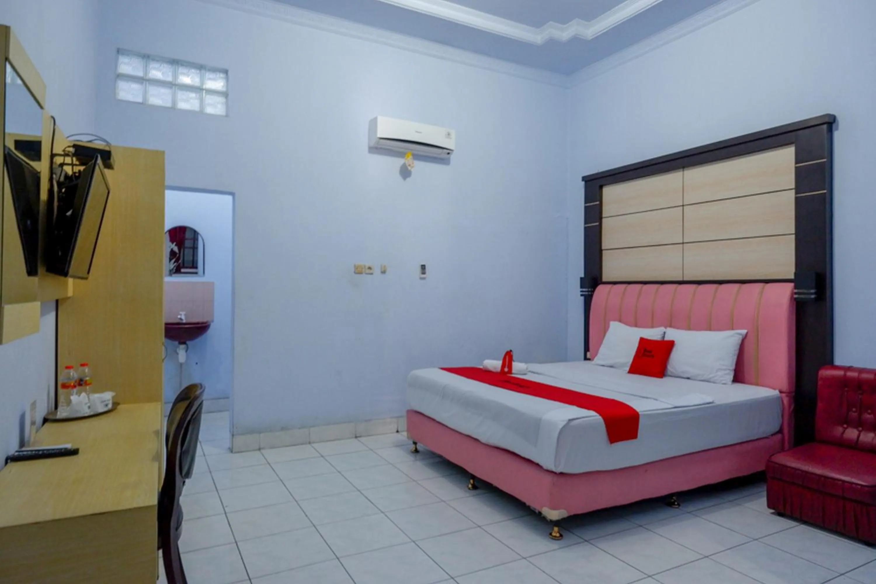 Bedroom, Bed in RedDoorz Plus Syariah near Stasiun Pekalongan 2
