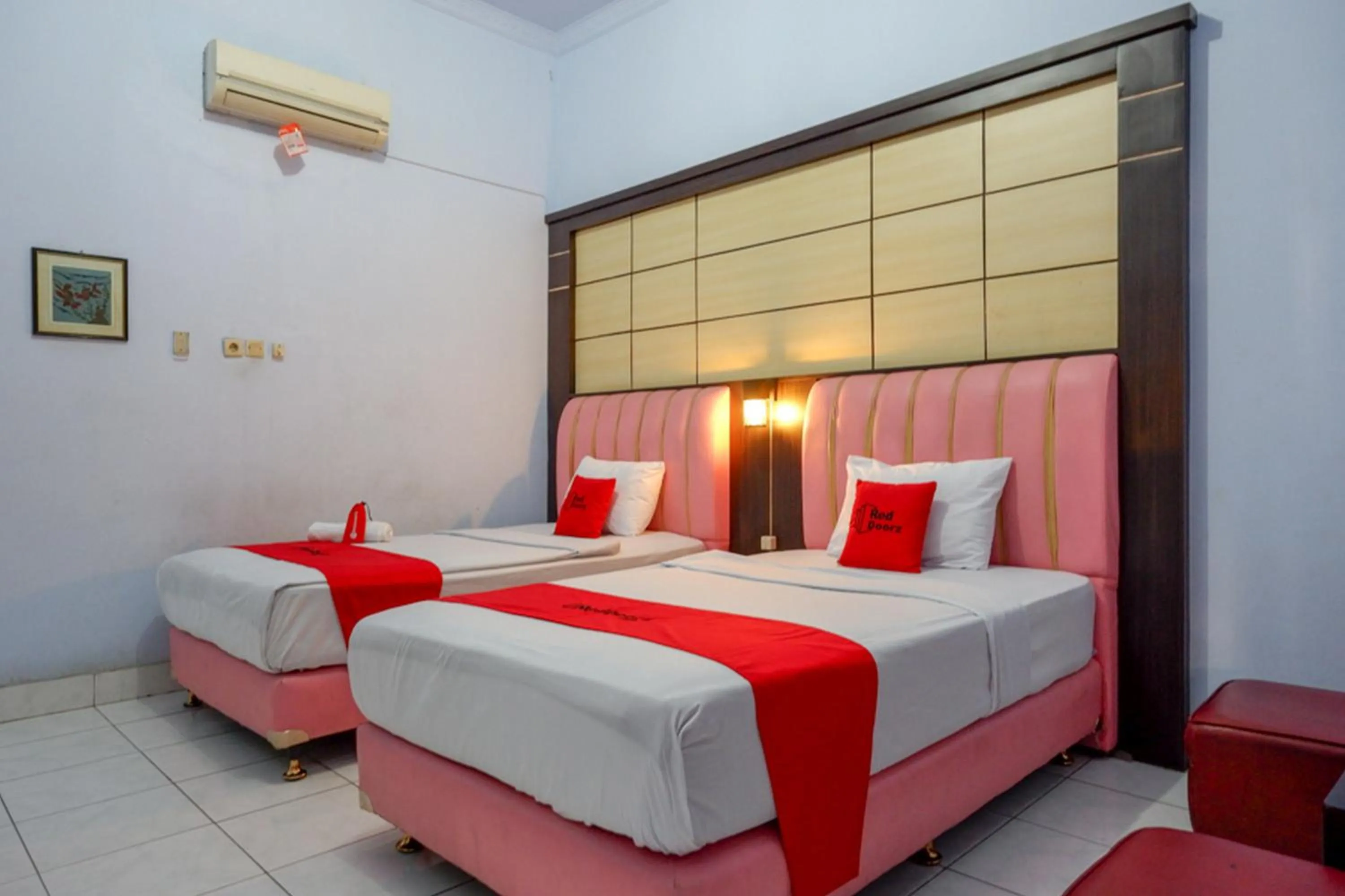 Bedroom, Bed in RedDoorz Plus Syariah near Stasiun Pekalongan 2