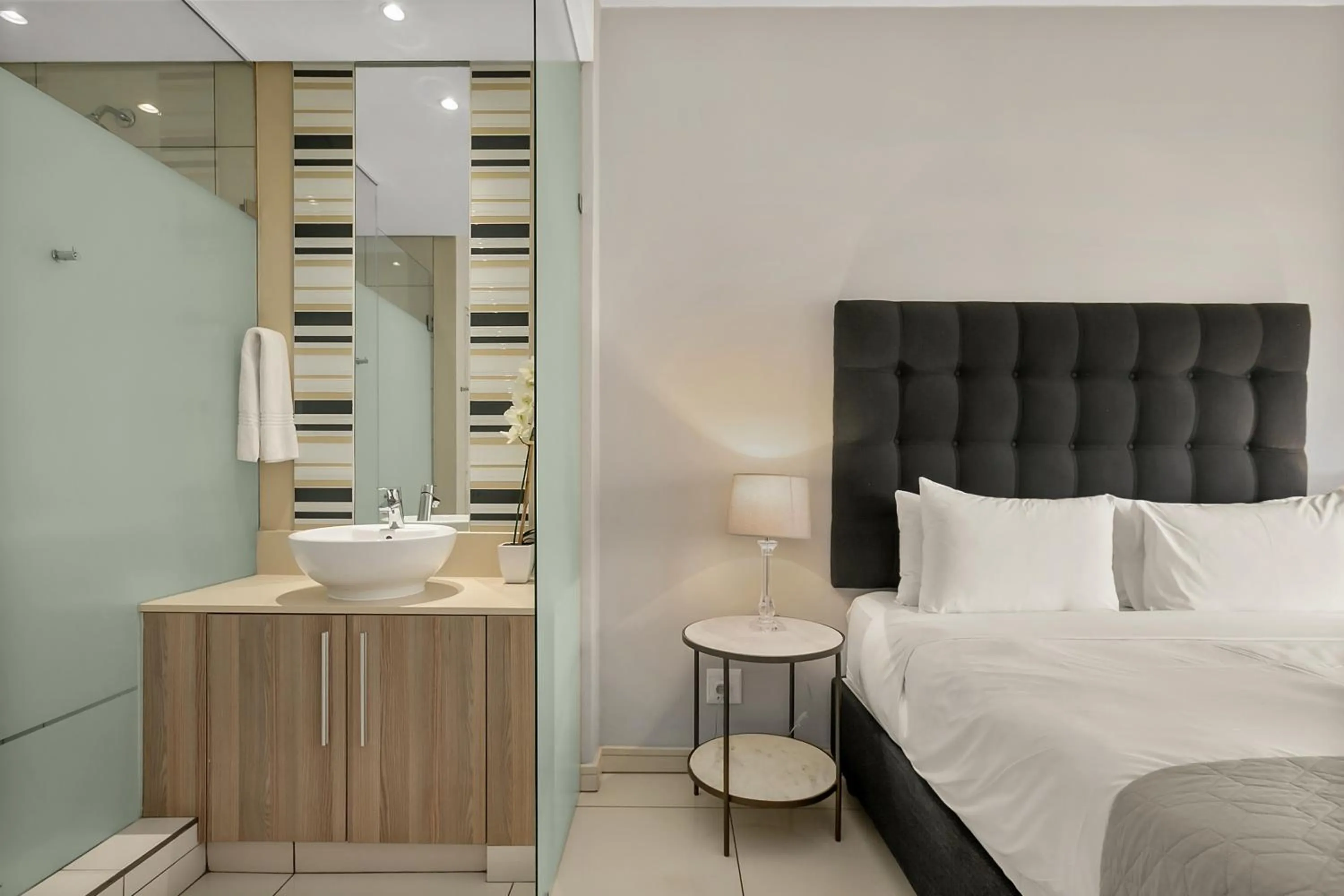 Bathroom, Bed in Easy Stay - The Tyrwhitt Rosebank