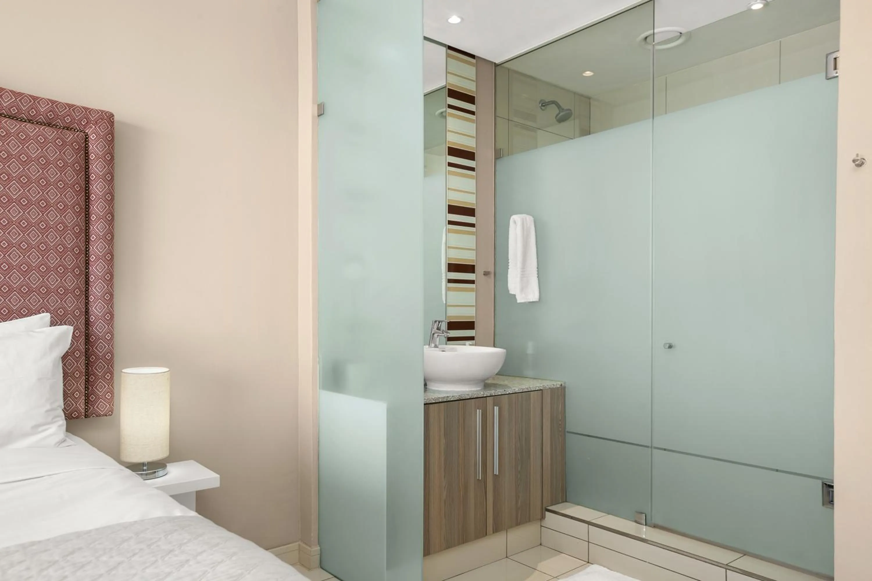 Shower, Bed in Easy Stay - The Tyrwhitt Rosebank