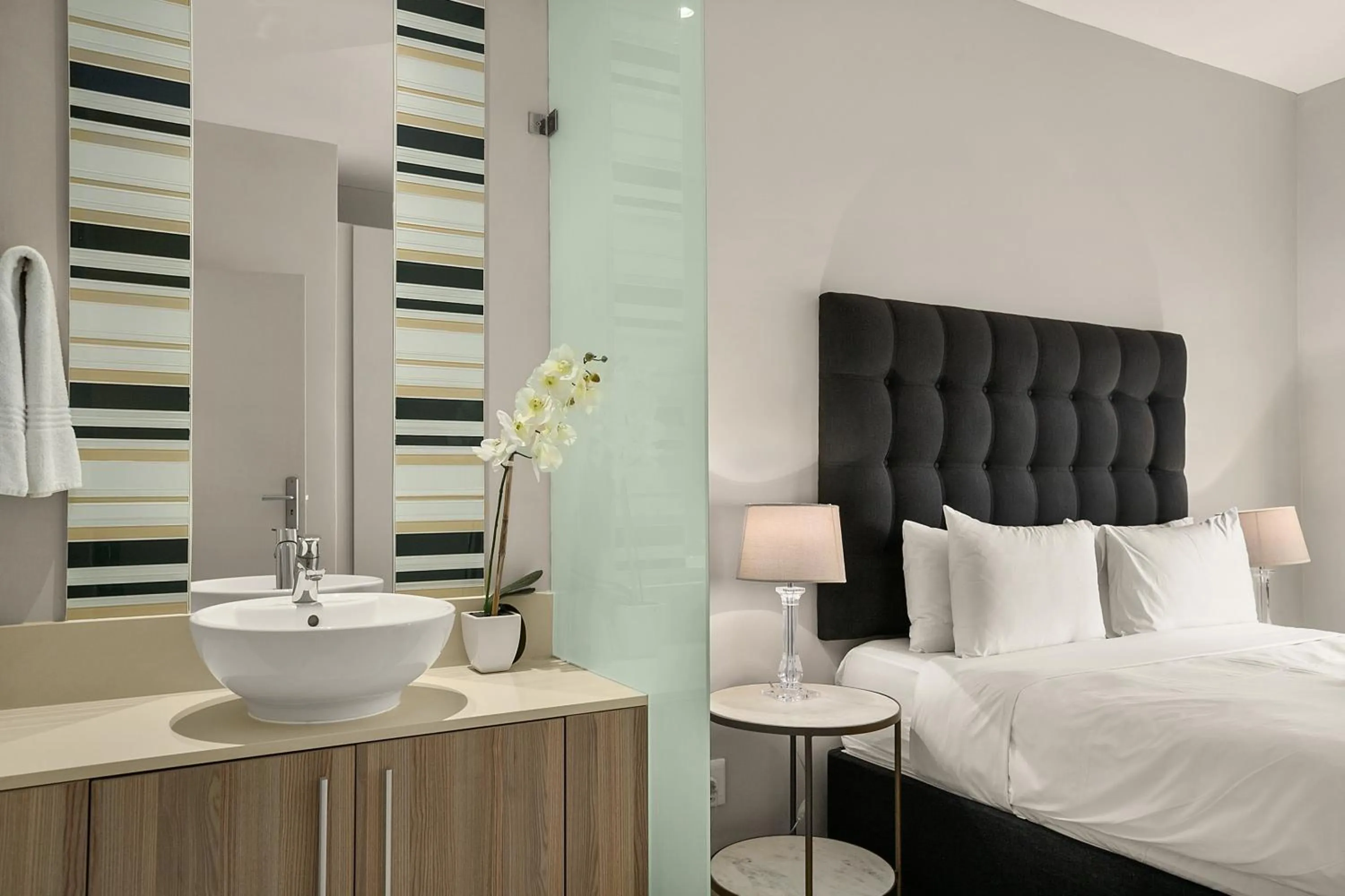 Bathroom, Bed in Easy Stay - The Tyrwhitt Rosebank