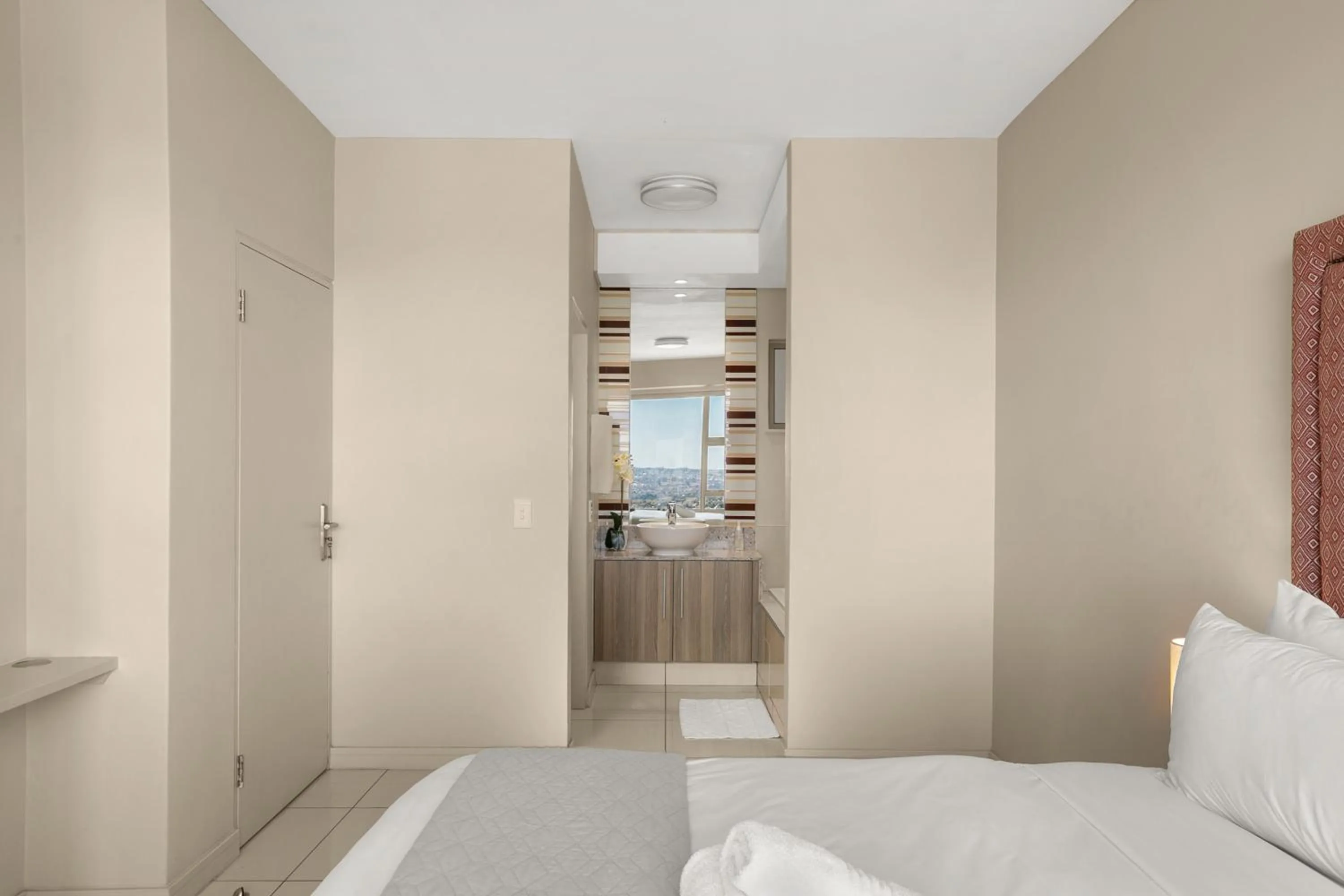 Bedroom, Bed in Easy Stay - The Tyrwhitt Rosebank