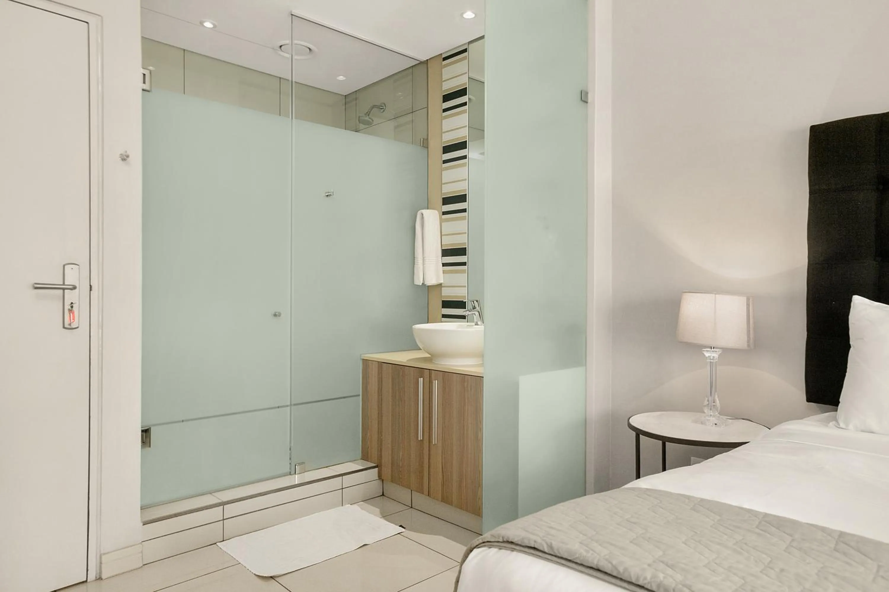 Bathroom, Bed in Easy Stay - The Tyrwhitt Rosebank