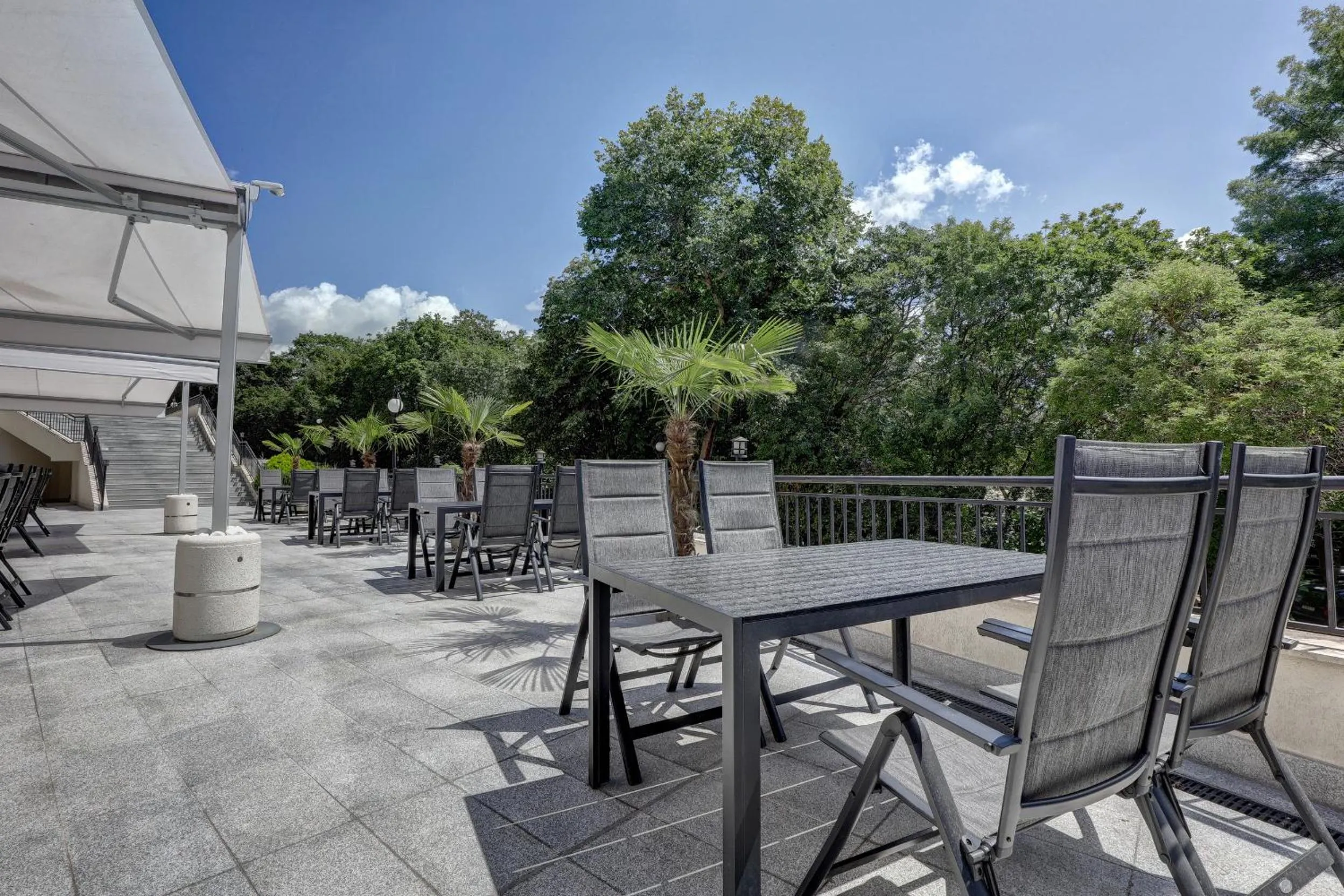 Restaurant/places to eat in Hotel Continental