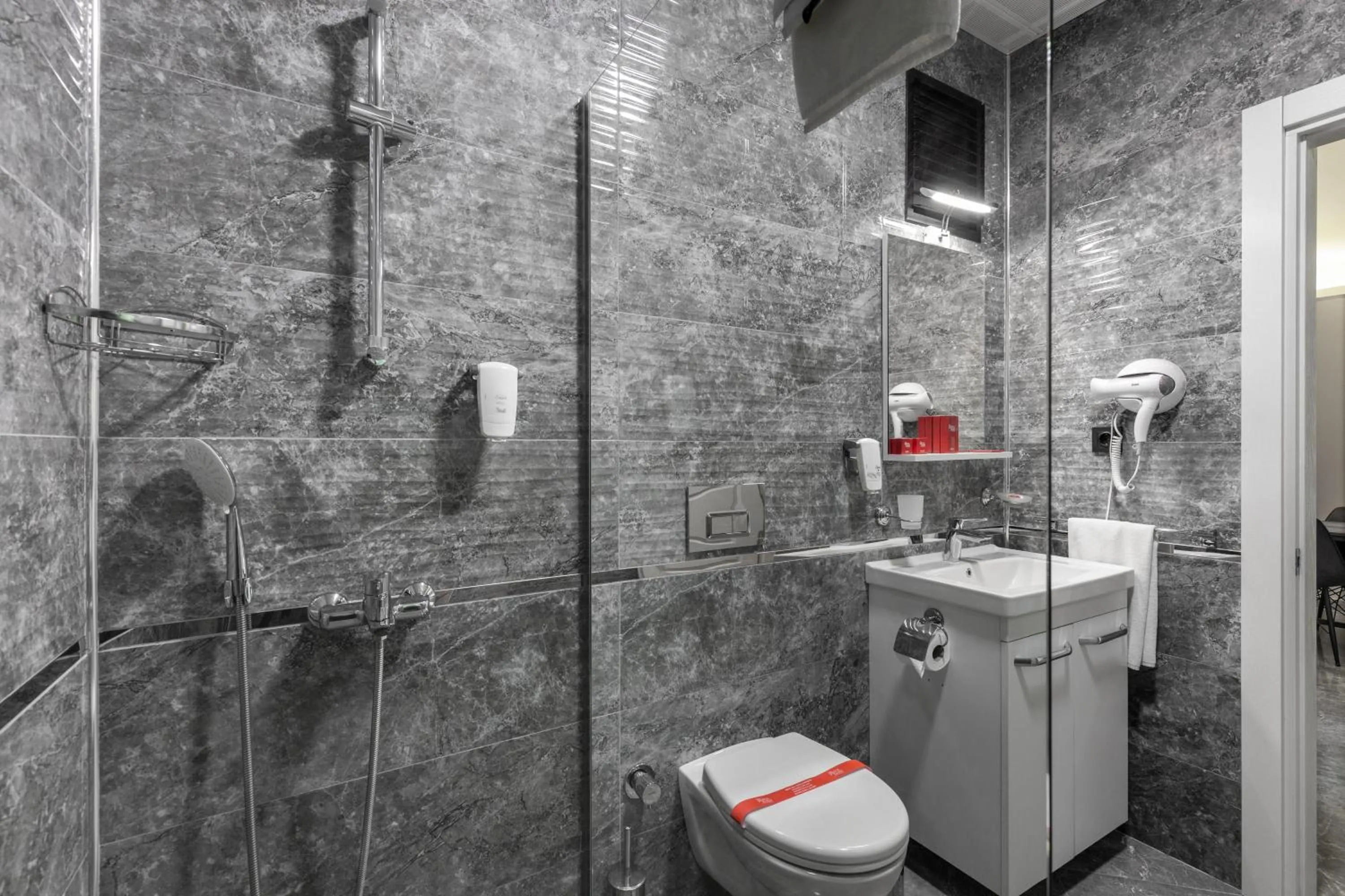 Shower in The Plaza Hotel Edirne