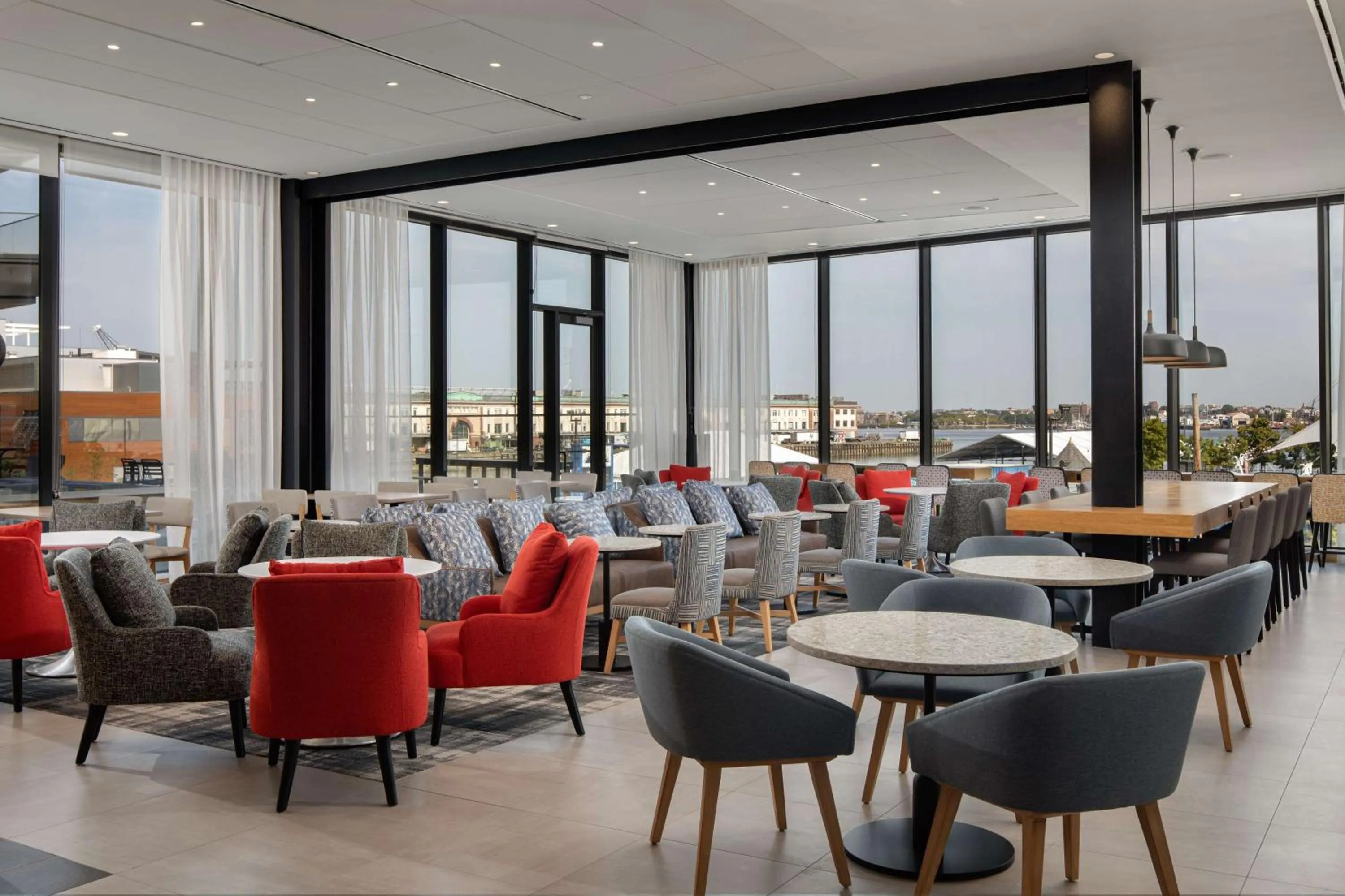 Lounge or bar in Hyatt Place Boston/Seaport District