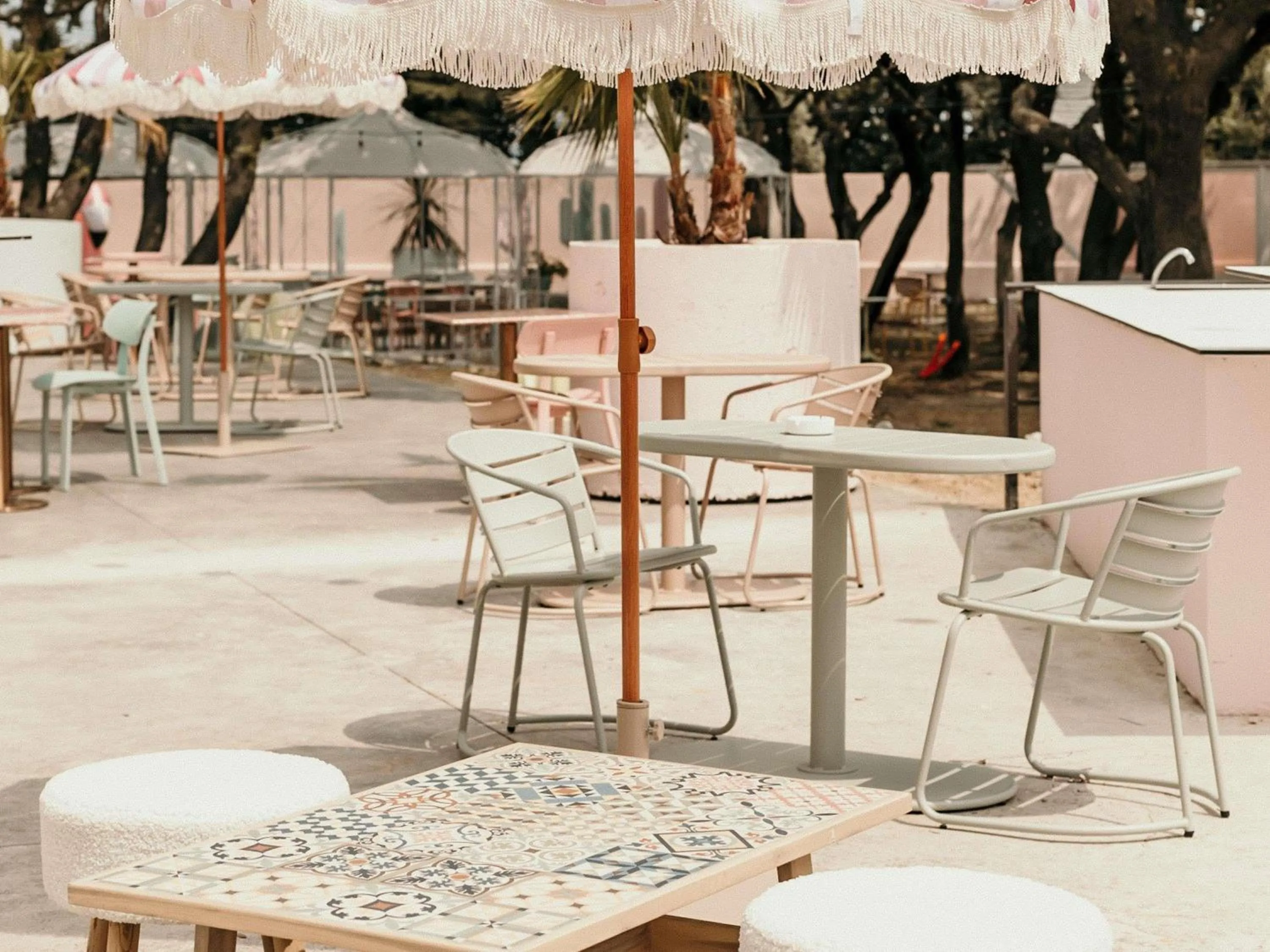 Pool view in greet hôtel Pont du Gard - Route d'Avignon