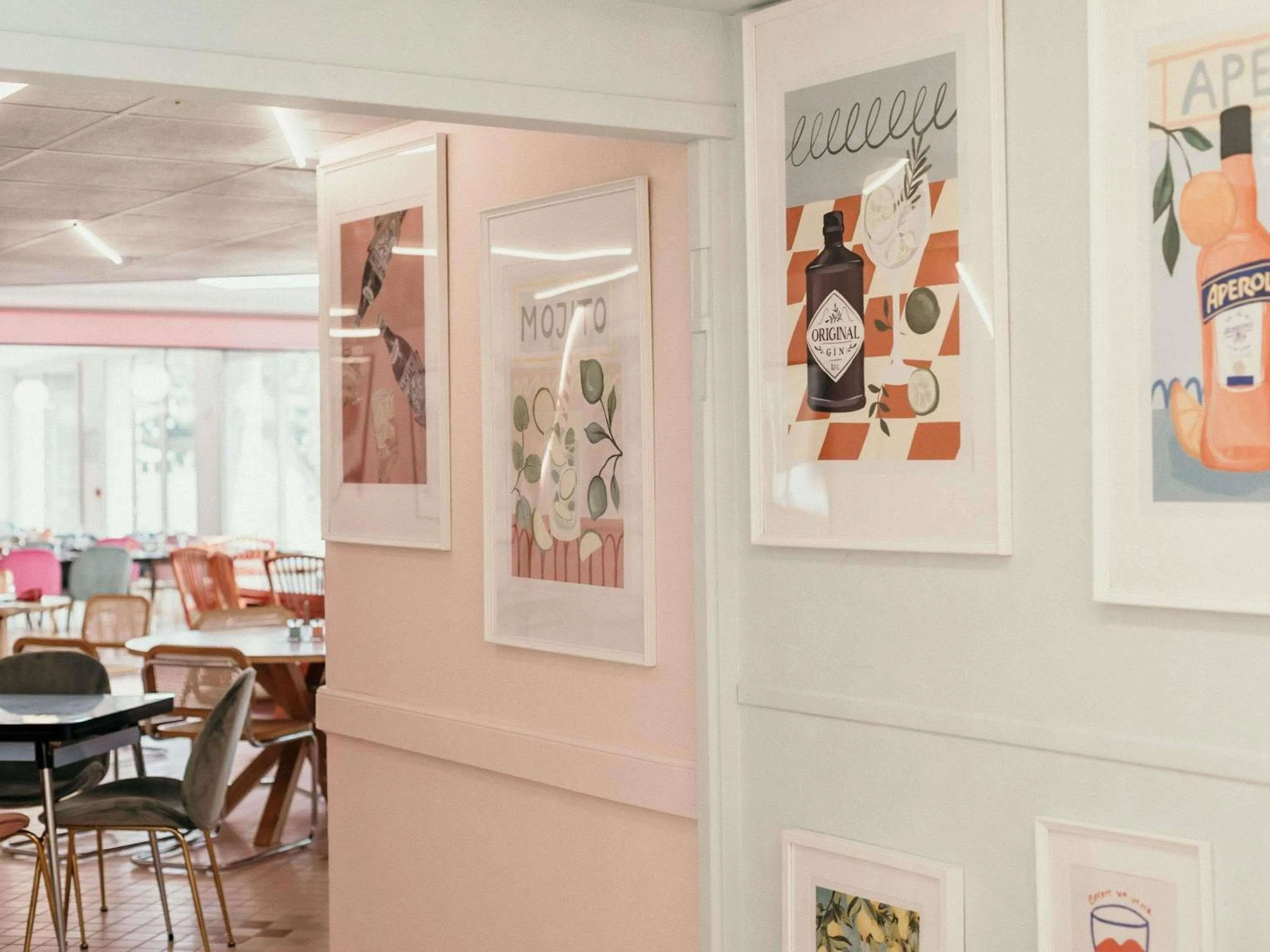 Lounge or bar in greet hôtel Pont du Gard - Route d'Avignon