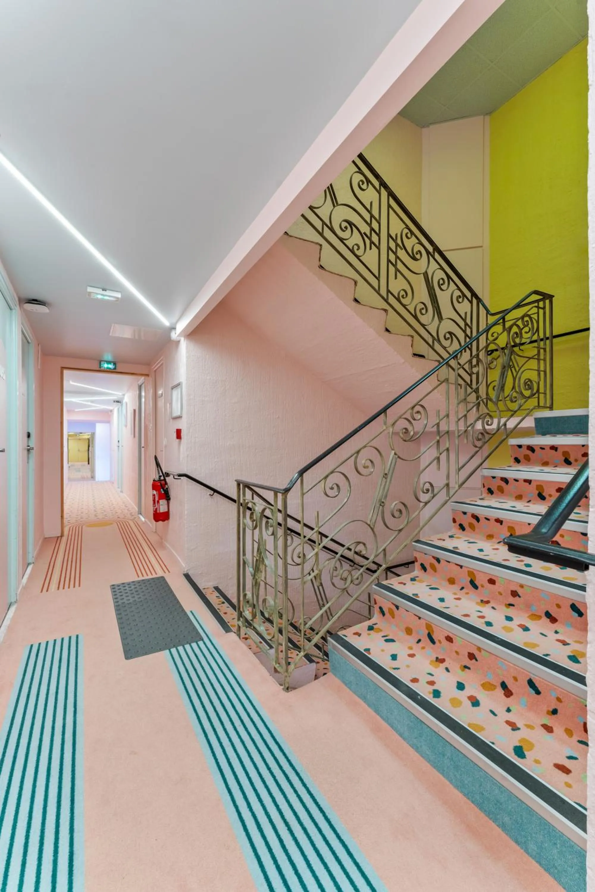 Property building in greet hôtel Pont du Gard - Route d'Avignon