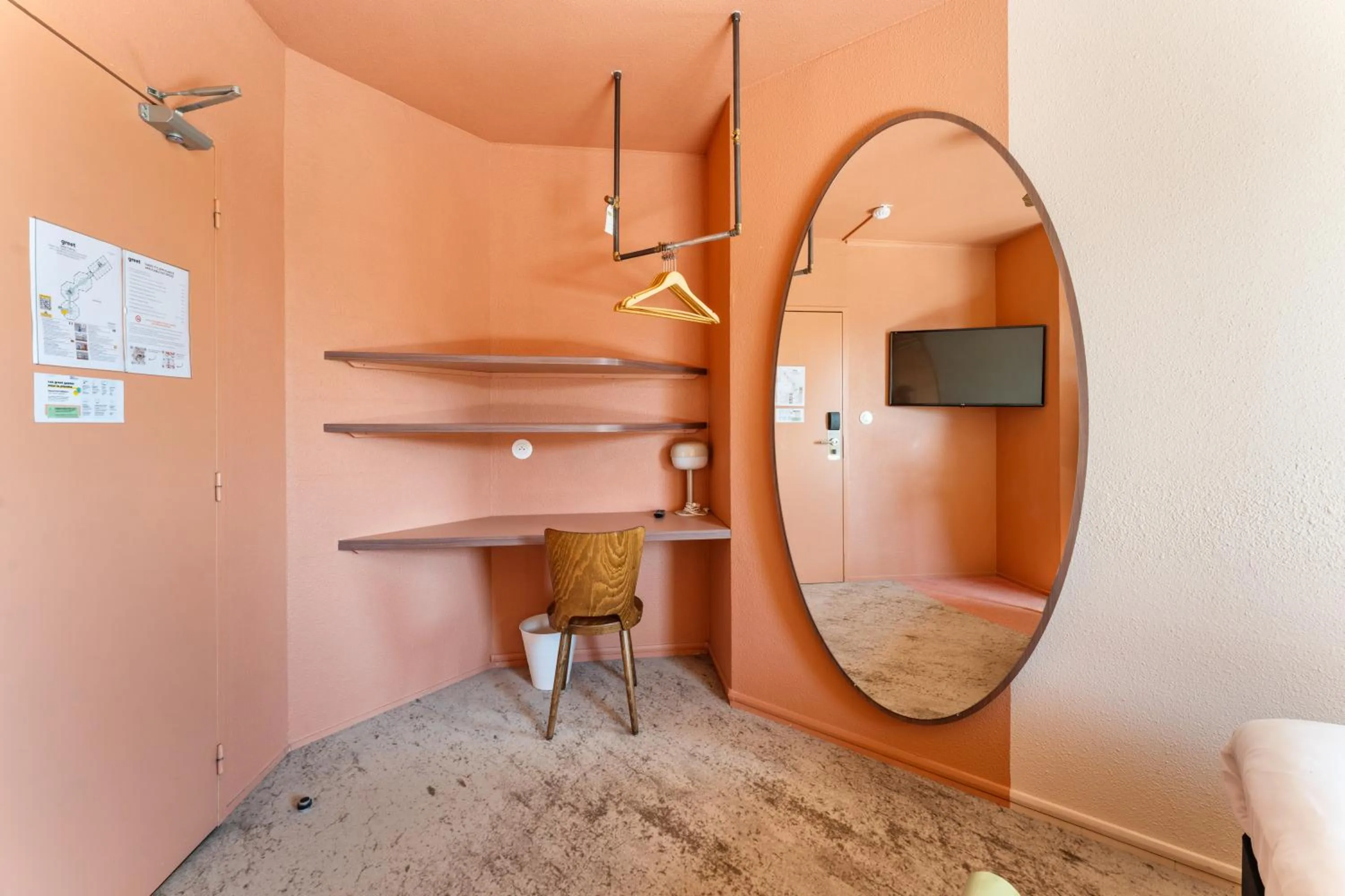 TV and multimedia in greet hôtel Pont du Gard - Route d'Avignon