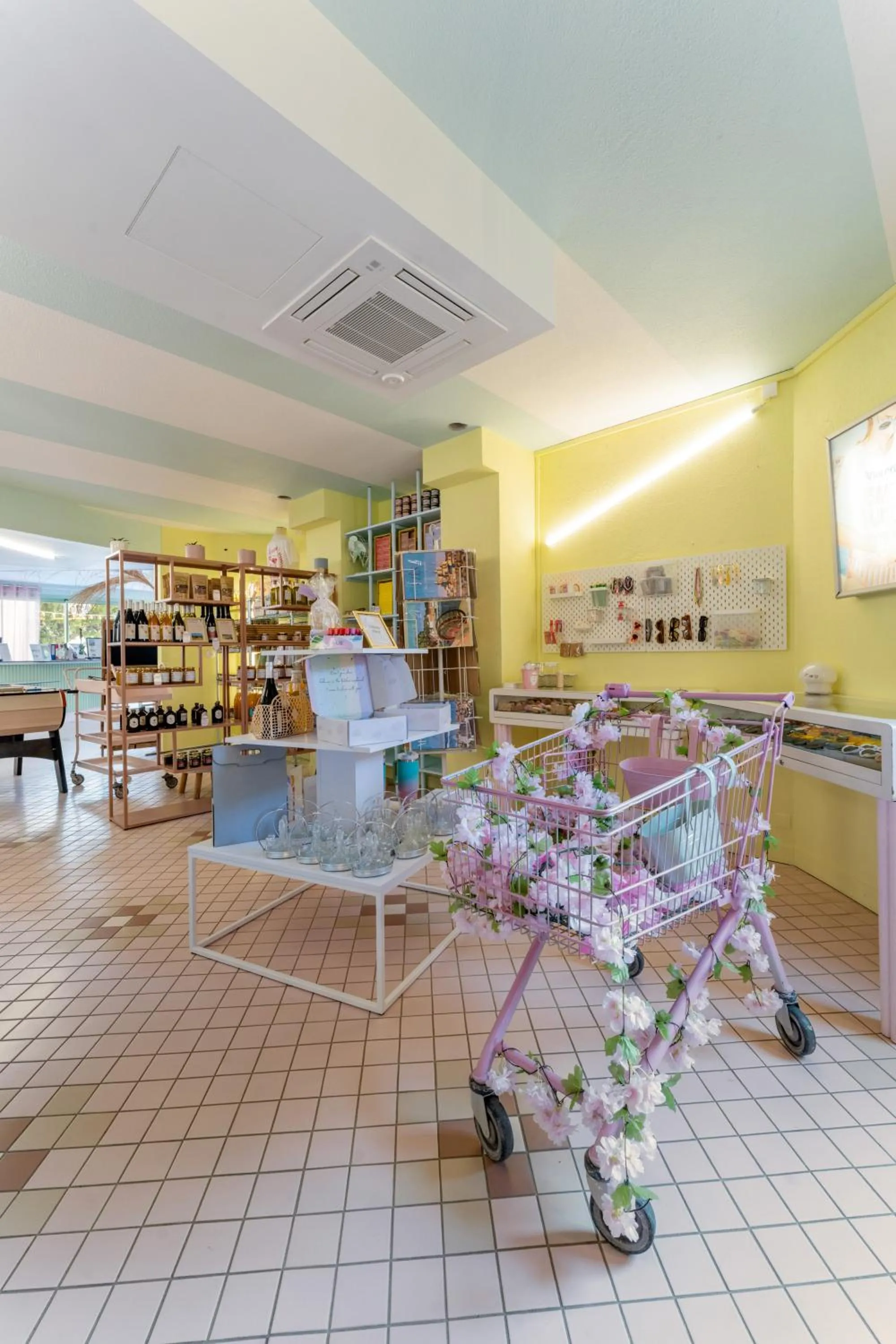 On-site shops in greet hôtel Pont du Gard - Route d'Avignon