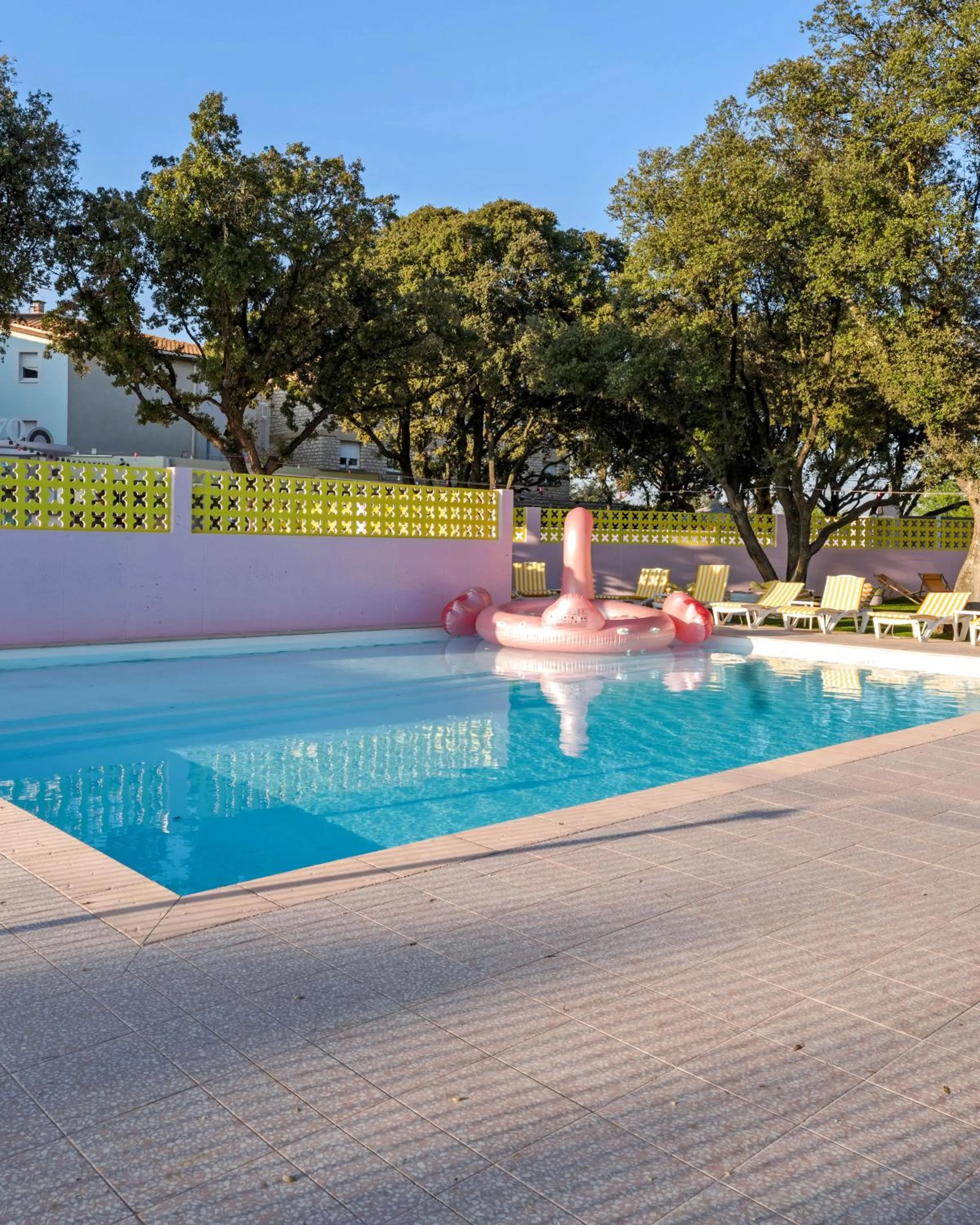 Pool view in greet hôtel Pont du Gard - Route d'Avignon