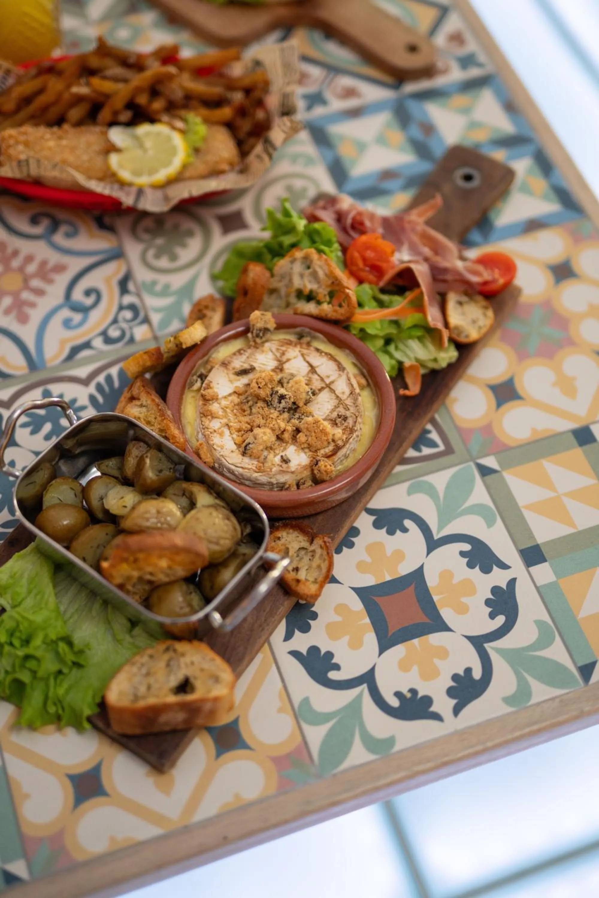 Meals in greet hôtel Pont du Gard - Route d'Avignon