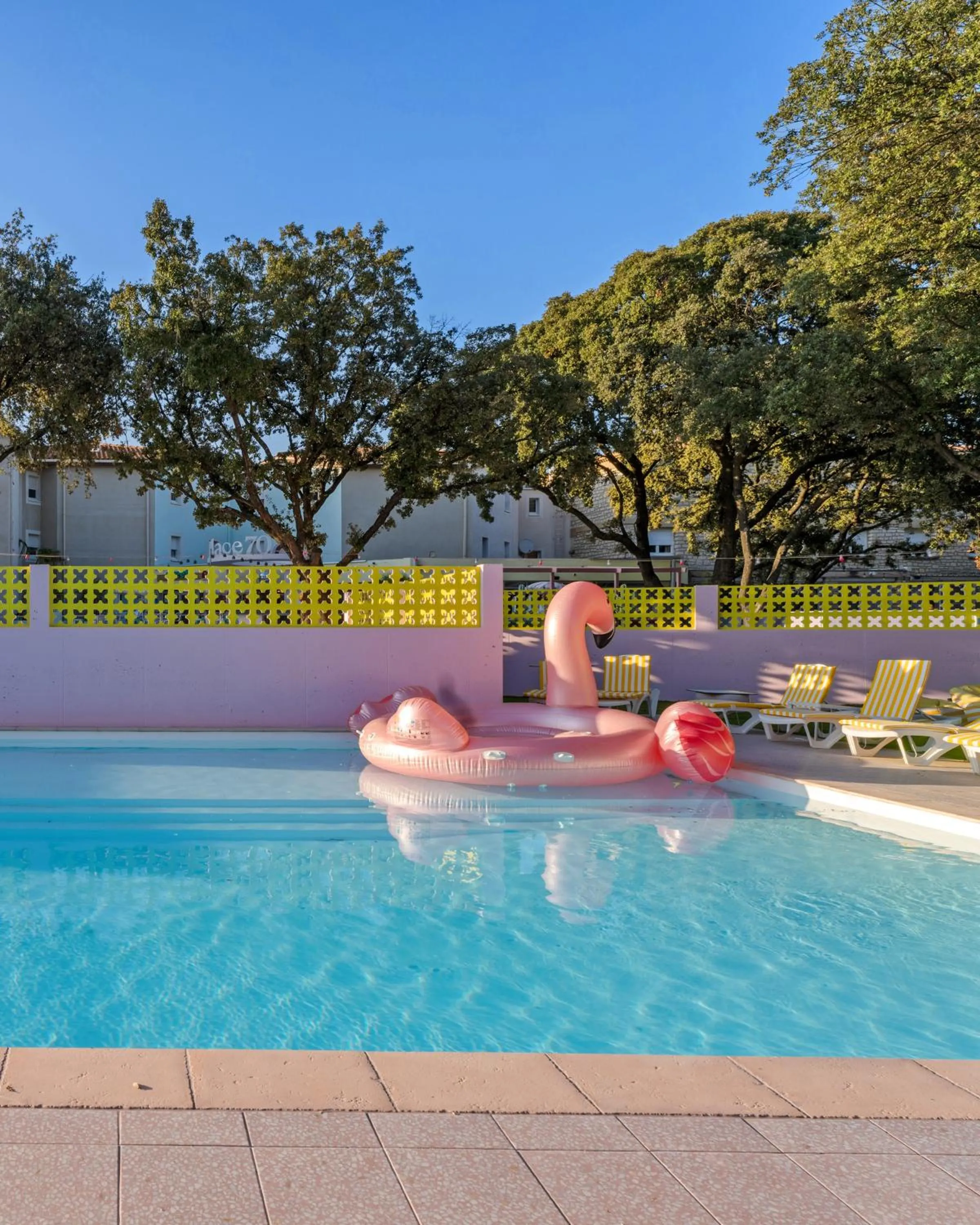 Pool view in greet hôtel Pont du Gard - Route d'Avignon