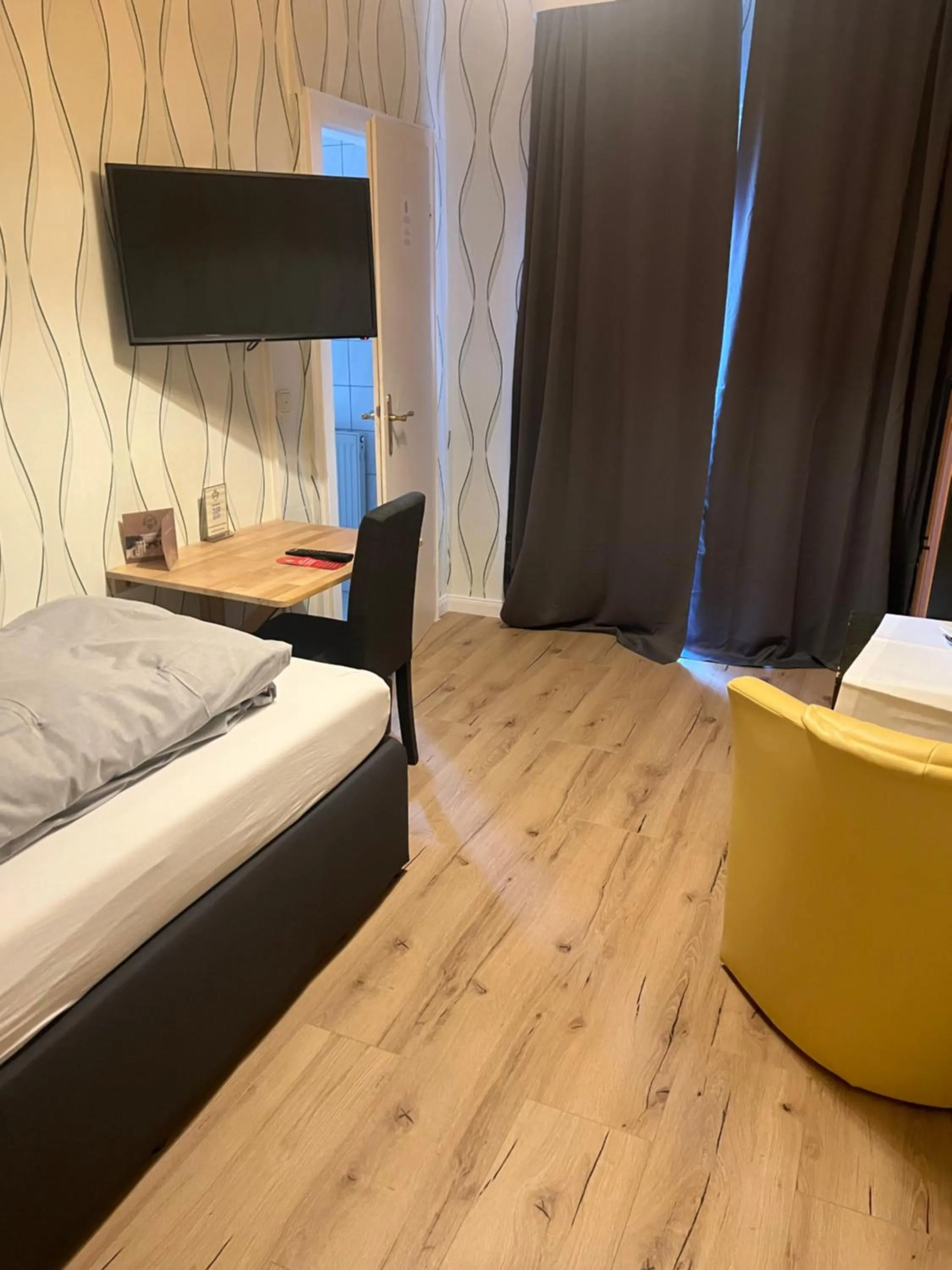 Photo of the whole room, Bed in Kurhotel Quellenhof